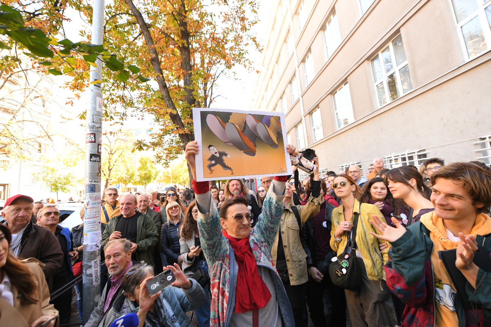 Beograd 29.10.2025. Peta beogradska gimnazija, studenti iz Novog Pazara ispred pete beogradske gimnazije