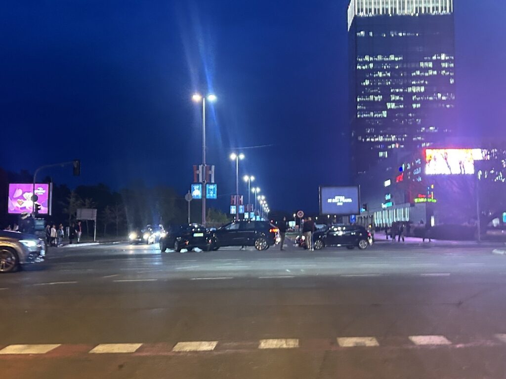 Ušće nezgoda  Udes kod tržnog centra Ušće: Dva automobila se zakucala na raskrsnici