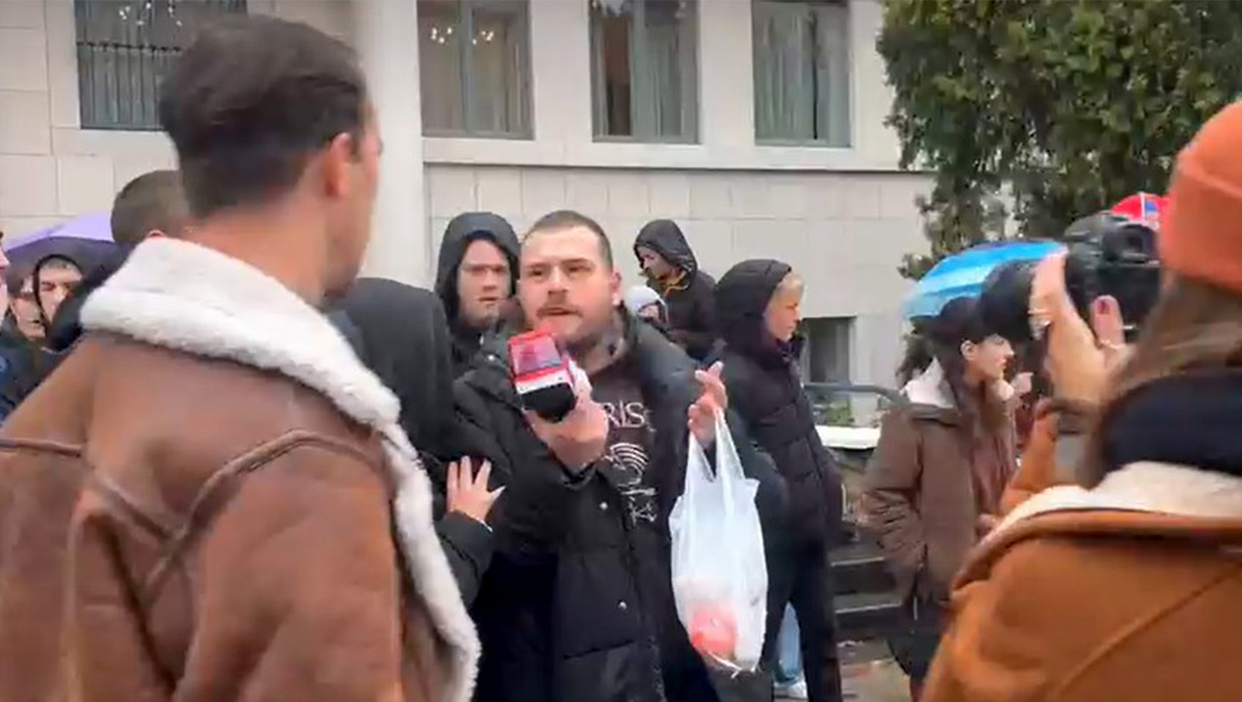 Došao da provocira Jaćimoviće koji štrajkuju glađu: Poneo igračku i kesu s namirnicama, građani ga oterali
Aleksandar Šulc, muškarac koji je u avgustu ušao u dvorište Jaćimovića i fizički nasrnuo na njega, pa mu i slomio zub
