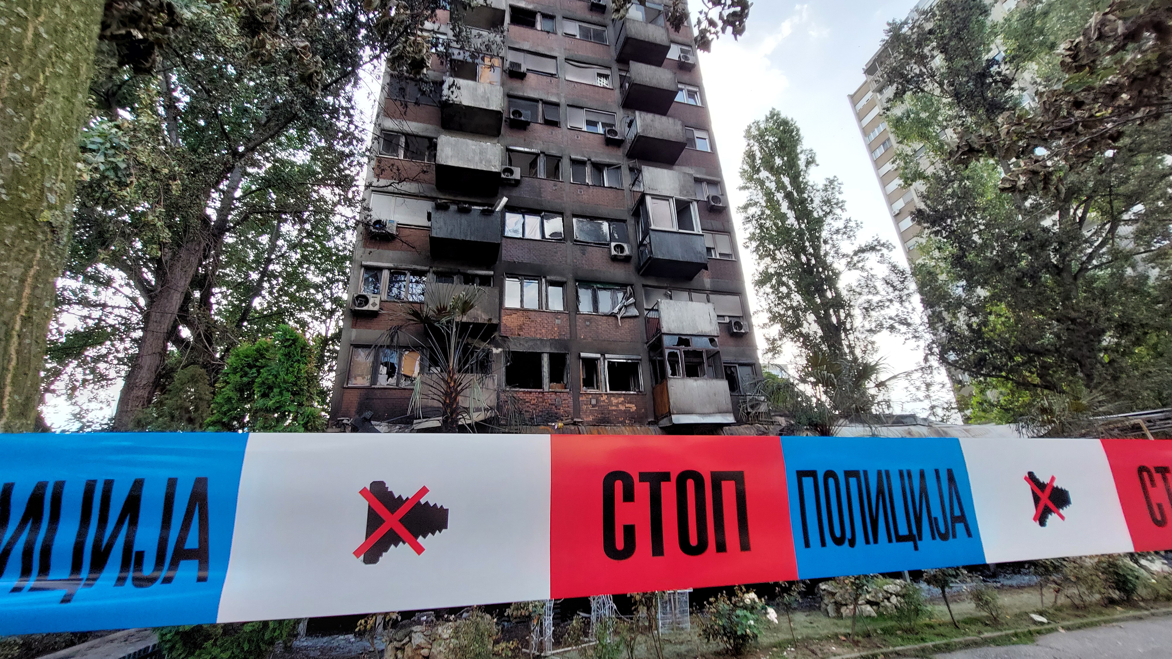 Beograd 24. jun 2024. Veliki požar izbio je jutros u ulici Maršala Tolbuhina na Novom Beogradu.  gori kafić koji se nalazi u prizemlju stambene zgrade., požar, Novi Beograd, policijska traka Foto:Sladjana Djermanovic/Nova.rs