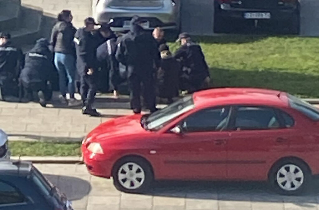 Hapse ispred skupstine posle pozara u Cacilendu