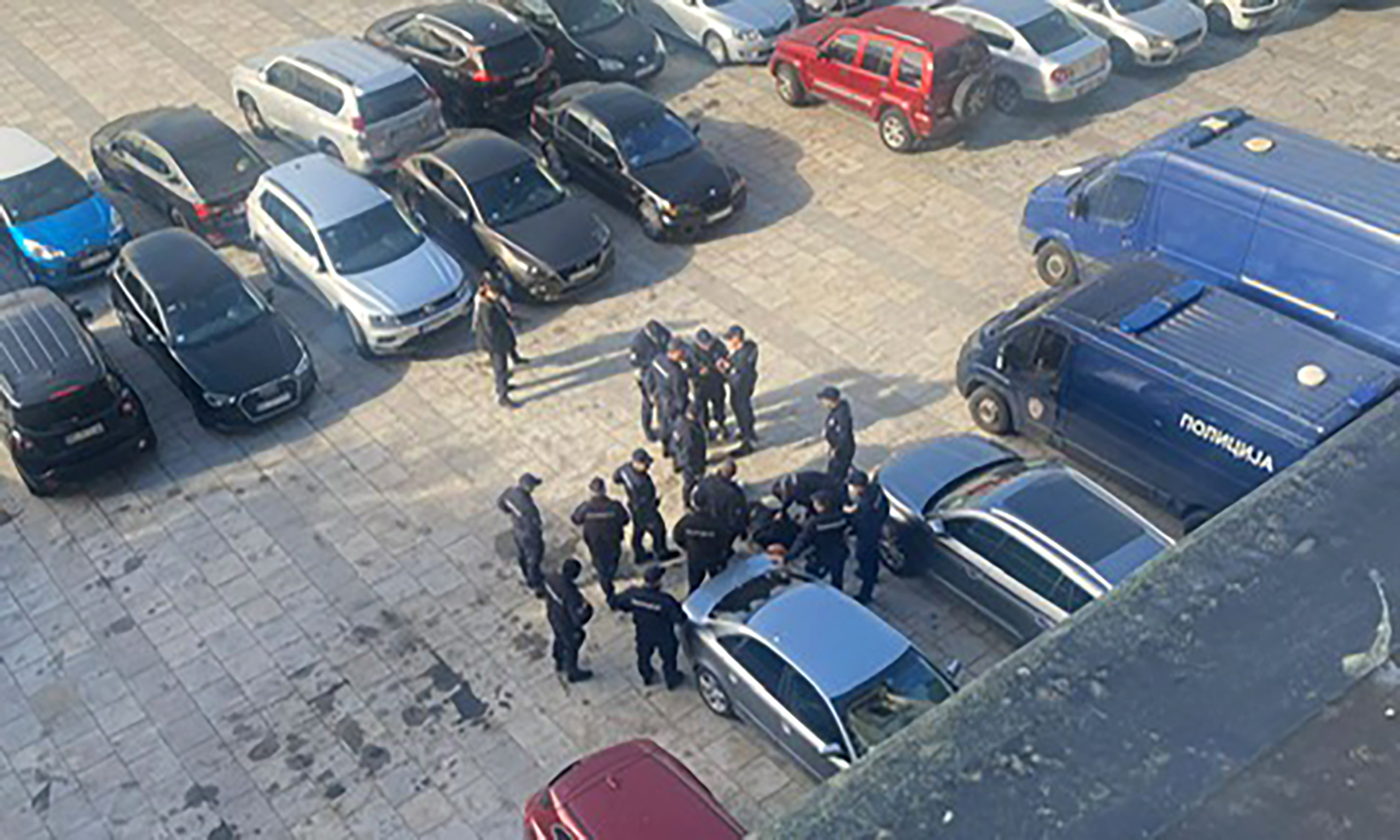 Hapse ispred skupstine posle pozara u Cacilendu