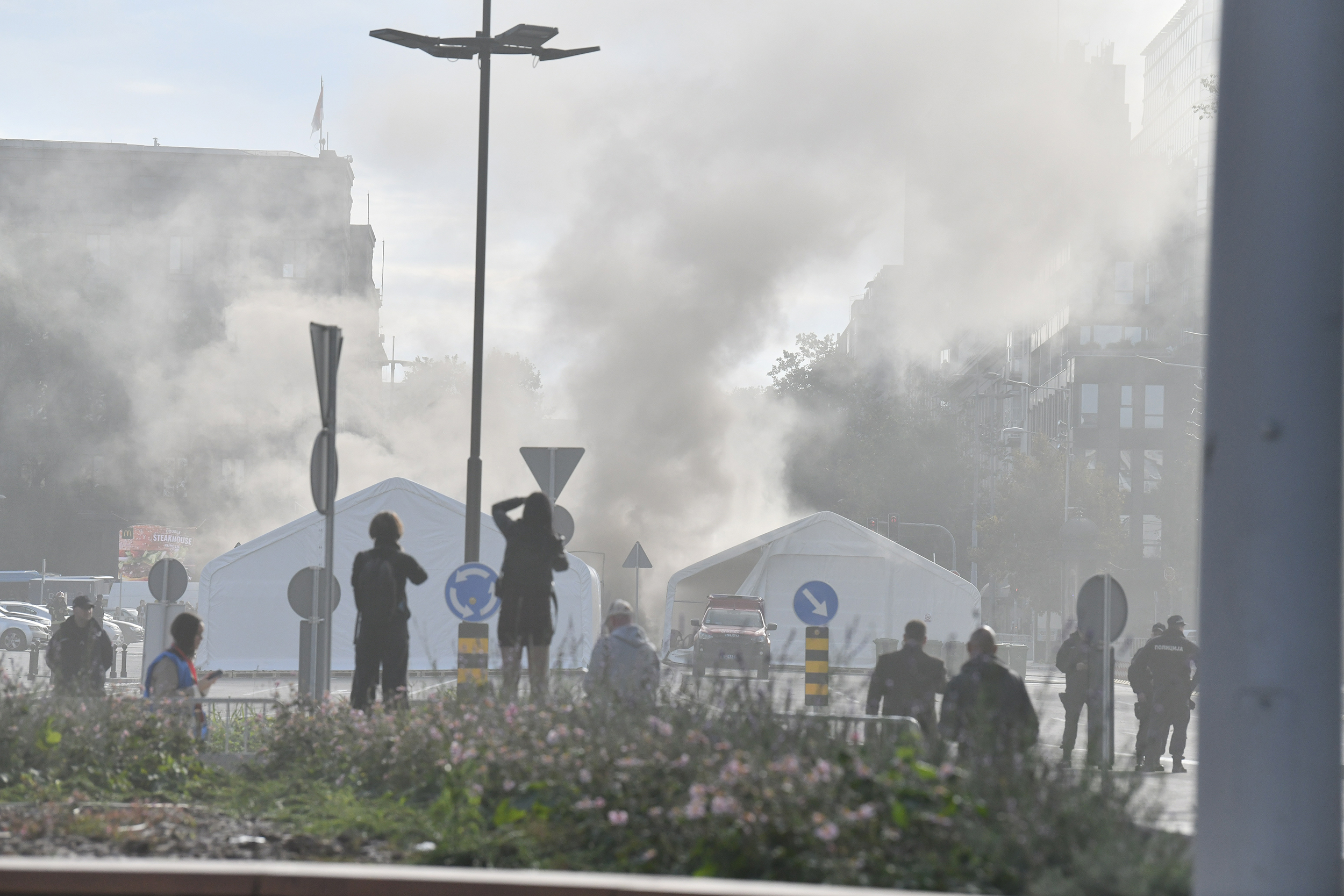 Beograd 22.10.2025. Požar ispred skupštine, ćacilend gori
