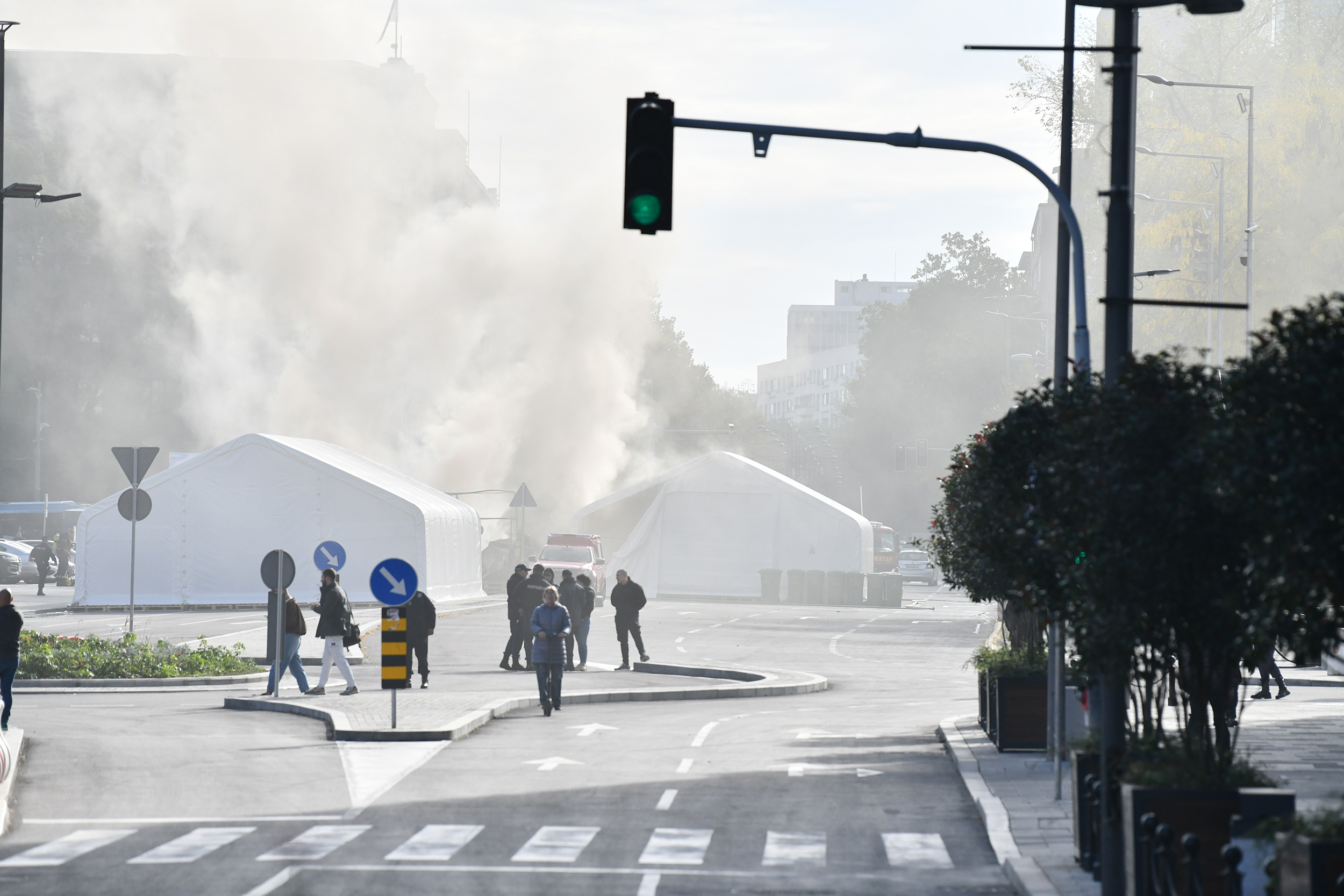 Beograd 22.10.2025. Požar ispred skupštine, ćacilend gori