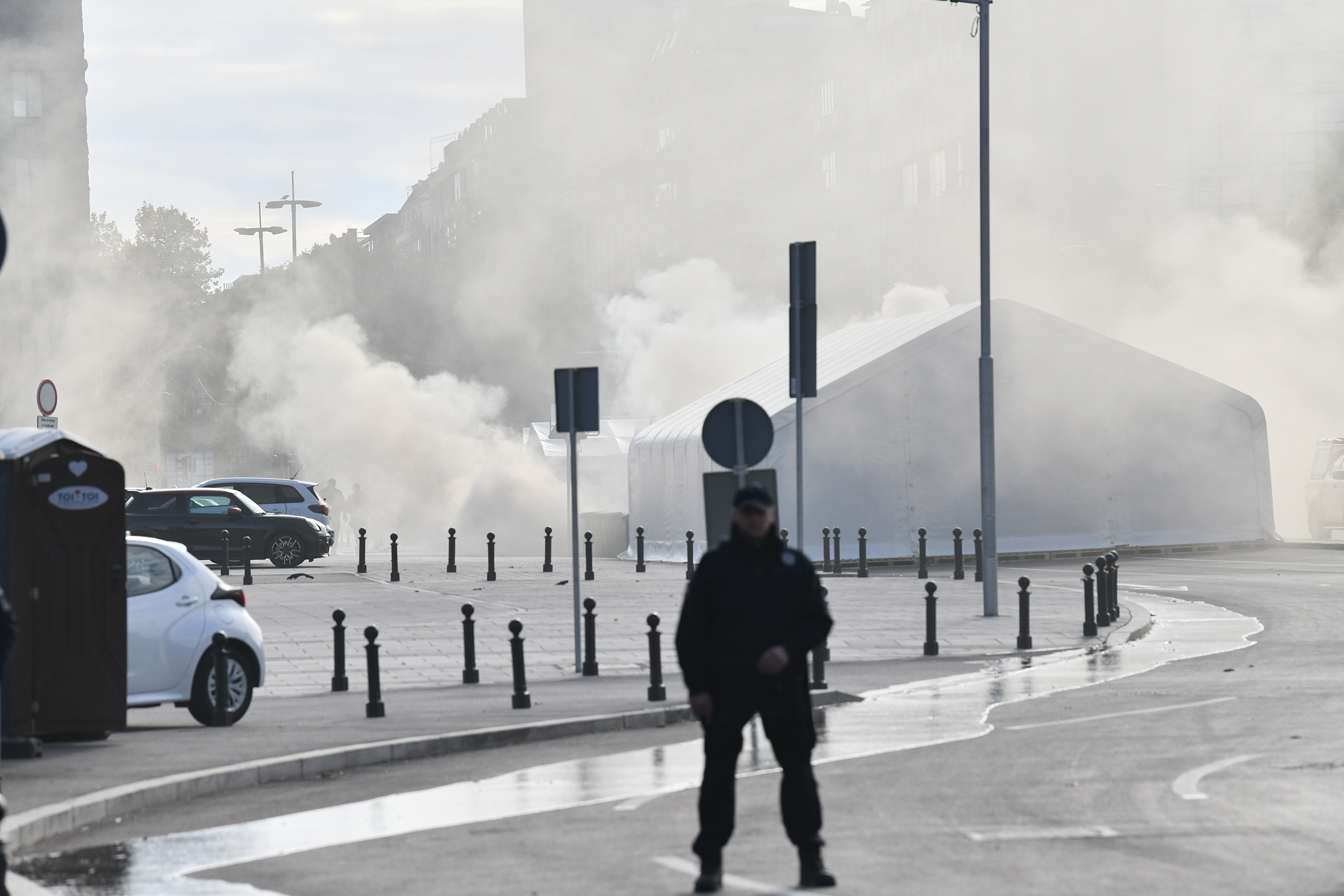 Beograd 22.10.2025. Požar ispred skupštine, ćacilend gori