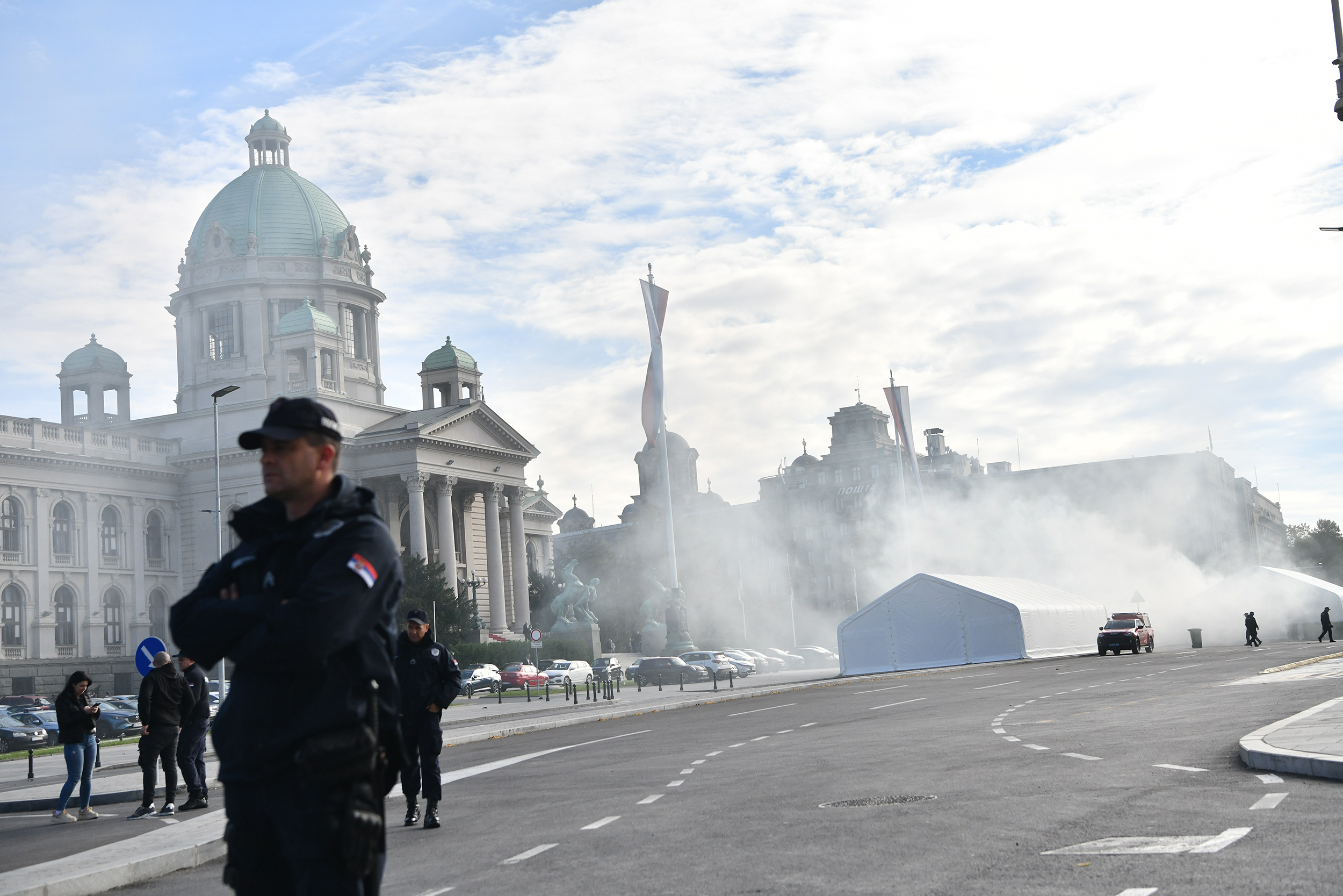 Beograd 22.10.2025. Požar ispred skupštine, ćacilend gori