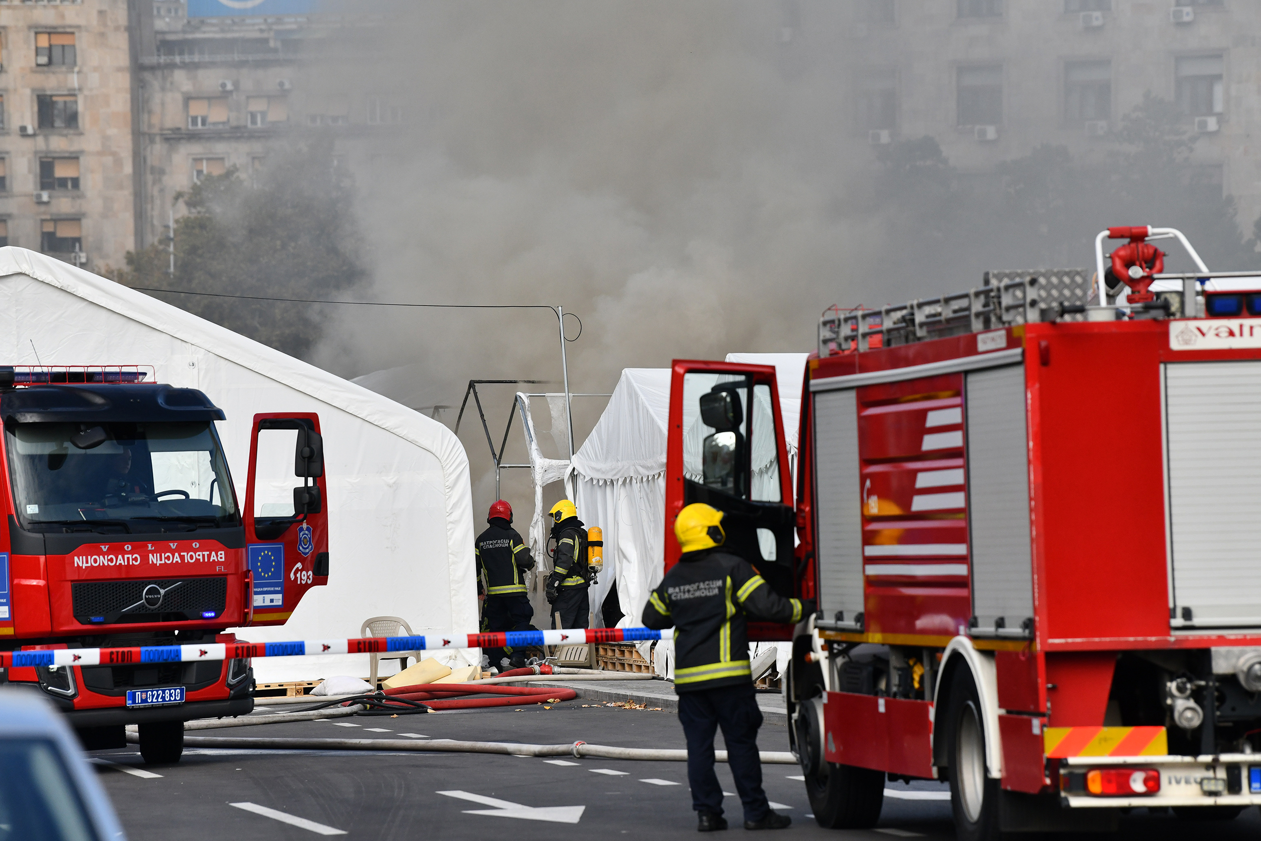 Beograd 22.10.2025. Požar ispred skupštine, ćacilend gori