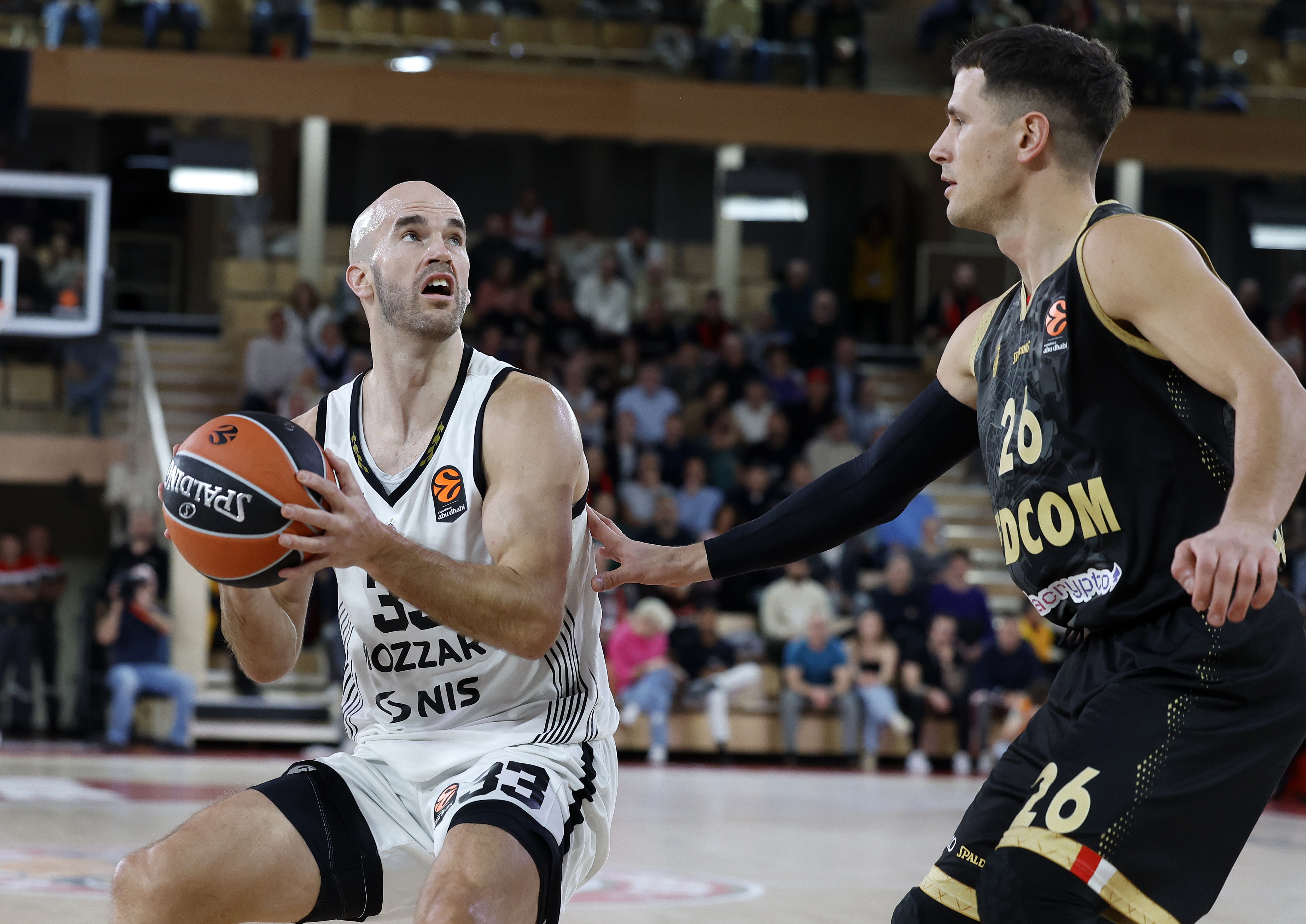 epa12632085 Nemanja Nedovic (R) of AS Monaco and Nick Calathes (L) of Partizan Belgrade in action during the Euroleague Basketball match between AS Monaco and Partizan Mozart Bet Belgrade, in Monaco, 06 January 2026.  EPA/SEBASTIEN NOGIER