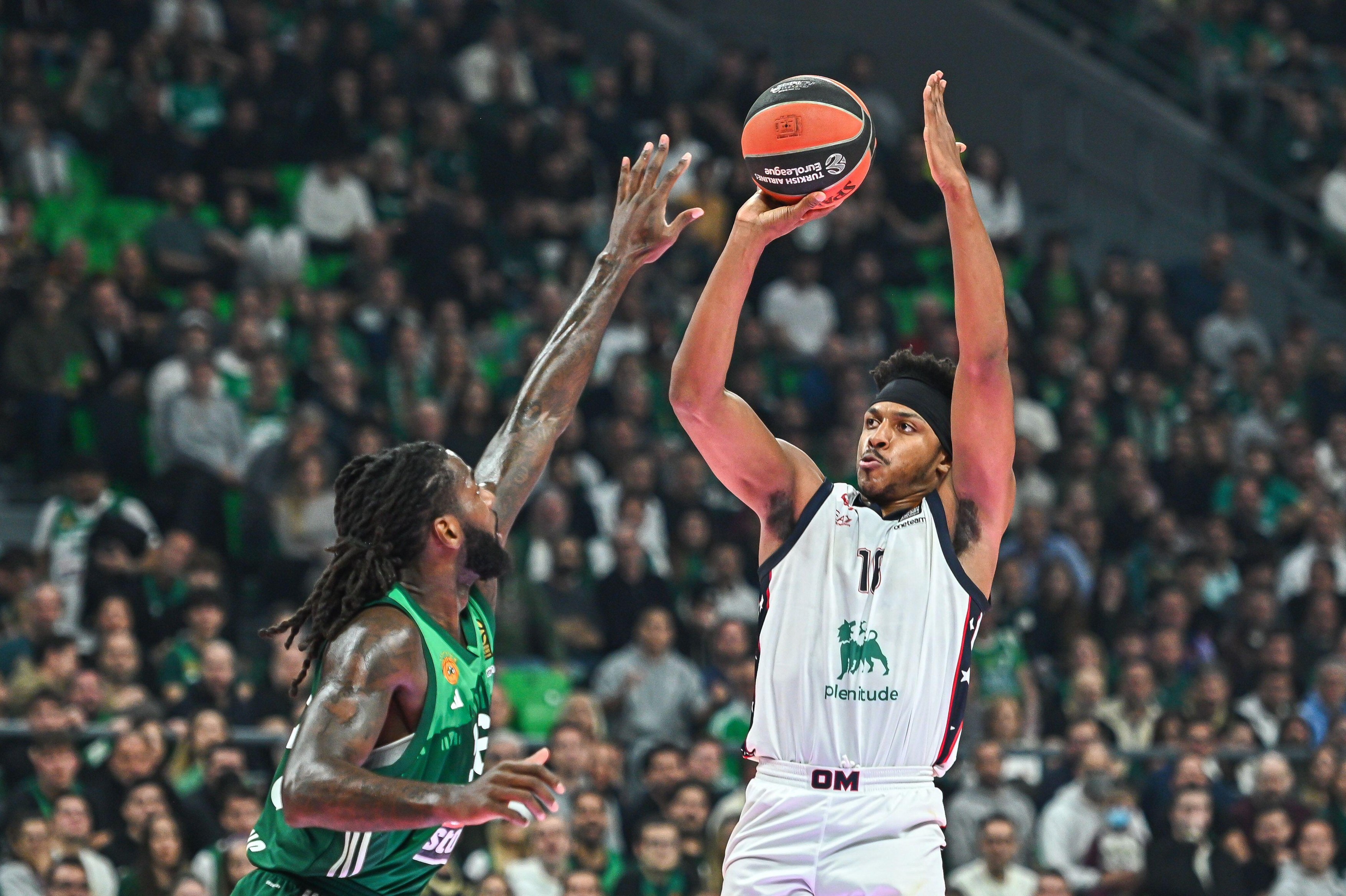 Athens, Greece. 17th Dec, 2024. 16 Zach Leday of EA7 Emporio Armani Milan competes with 26 Mathias Lessort of Panathinaikos AKTOR Athens during the Euroleague, Round 16 match between Panathinaikos AKTOR Athens and EA7 Emporio Armani Milan at OAKA Altion A