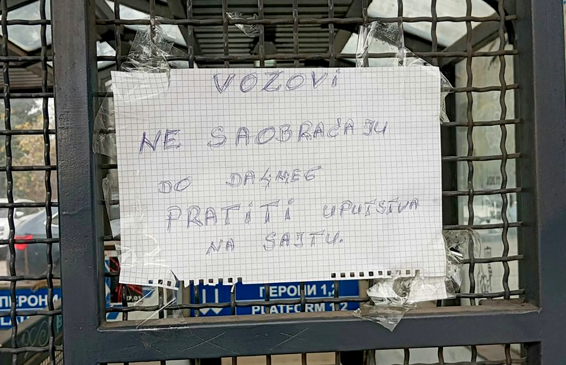 Vozovi ne idu "do daljnjeg", građane na stanicama dočekala rukom pisana obaveštenja