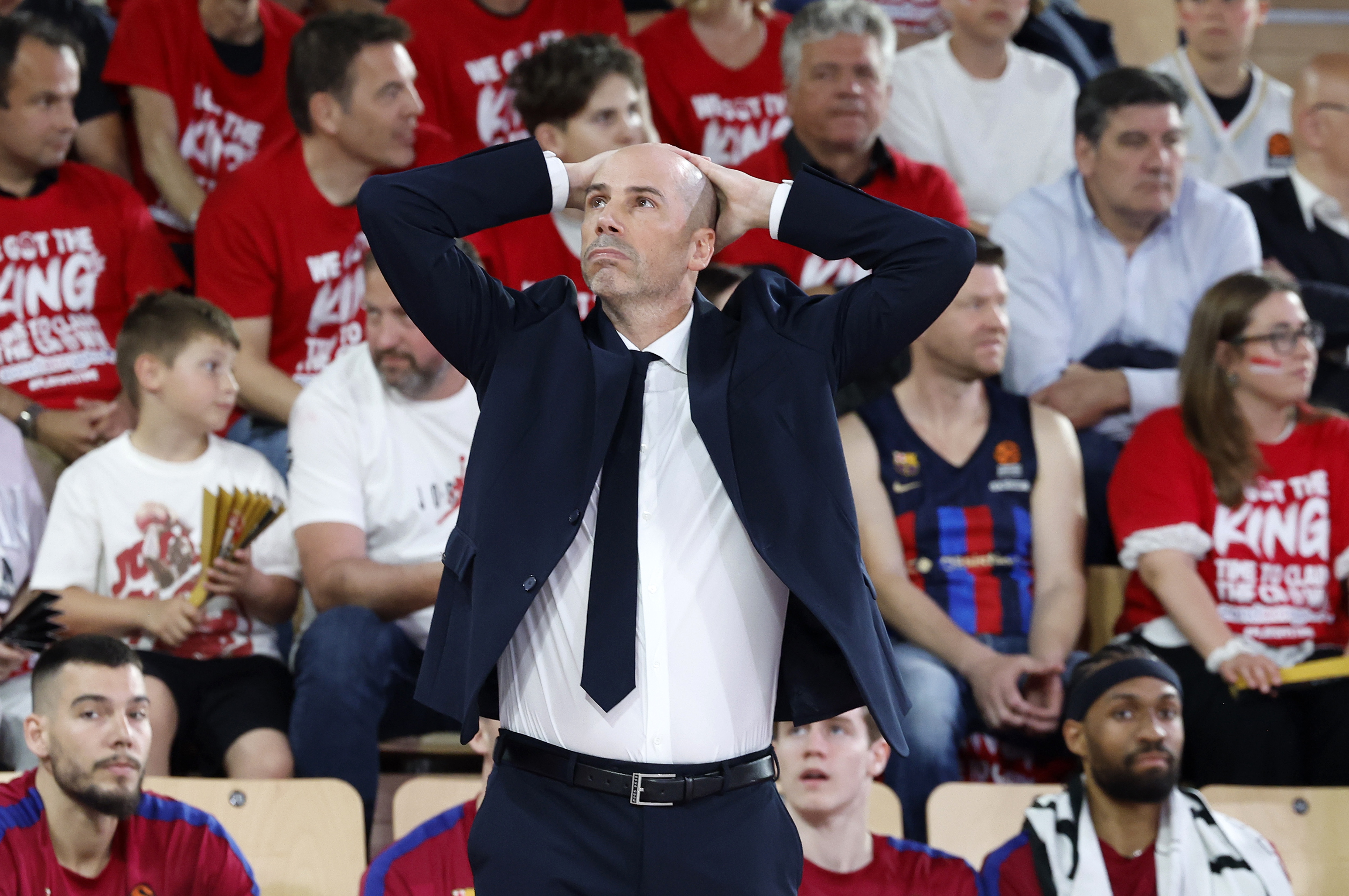 epa12049768 FC Barcelona's Spanish head coach Joan Penarroya reacts during the Euroleague Basketball Playoff Game 1 match between AS Monaco and FC Barcelona at the Louis II stadium, in Monaco, 23 April 2025.  EPA/SEBASTIEN NOGIER