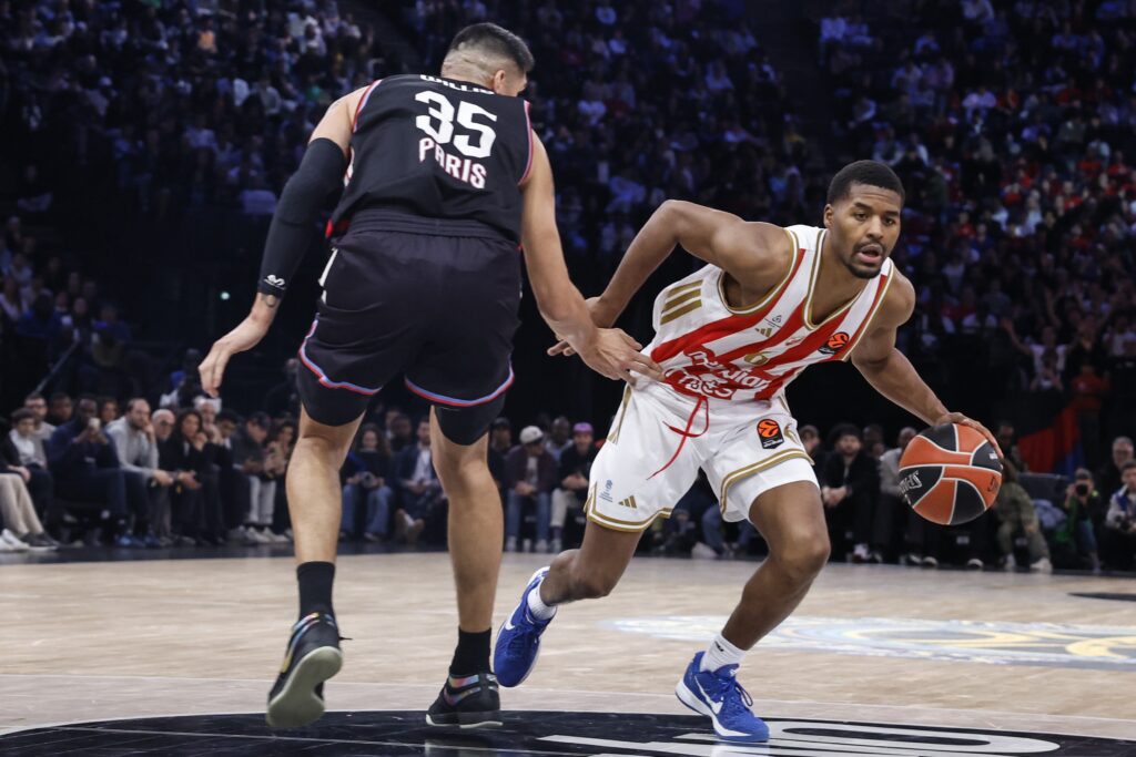 epa12610321 Derek Willis (L) of Paris Basket and Jared Butler (R) of Crvena Zvezda Belgrade in action during the Euroleague Basketball match between Paris Basketball and Crvena Zvezda Belgrade in Paris, France, 23 December 2025.  EPA/MOHAMMED BADRA