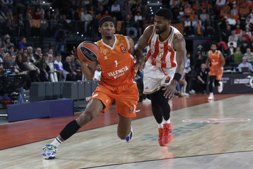 epa12540885 Valencia's Kameron Taylor (L) in action against Red Star's Jared Butler (R) during their Euroleague basketball match between Valenica Basket and Red Star Belgrade at the Roig Arena in Valencia, Spain, 21 November 2025.  EPA/Miguel Angel Polo