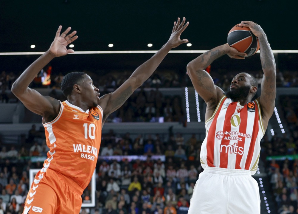 epa12540814 Valencia's Omari Moore (L) defends Red Star's Codi Miller-McIntyre during their Euroleague basketball match between Valenica Basket and Red Star Belgrade at the Roig Arena in Valencia, Spain, 21 November 2025.  EPA/Miguel Angel Polo