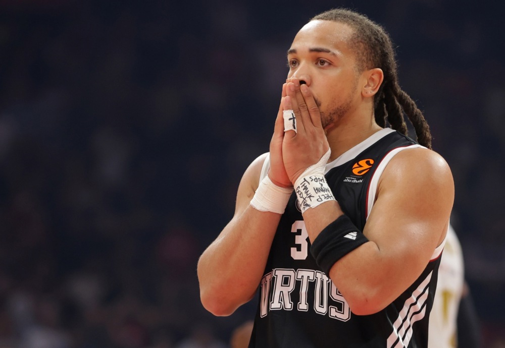 epa12604010 Virtus' Carsen Edwards reacts during the Euroleague basketball match between Crvena Zvezda and Virtus Bologna in Belgrade, Serbia, 19 December 2025.  EPA/ANDREJ CUKIC