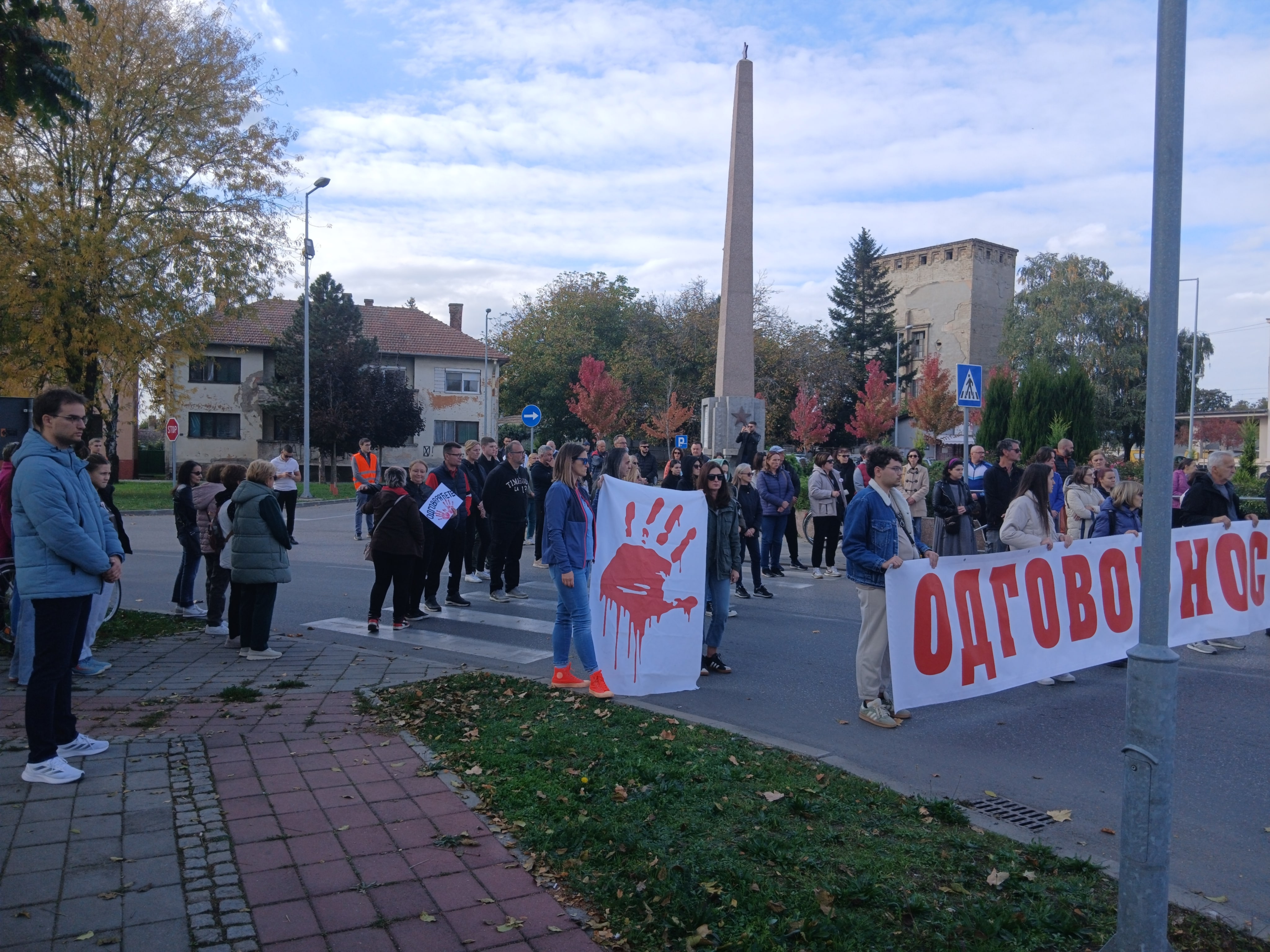 Mitrovčani kod autobuske stanice "Sirmium busa" odaju počast žrtvama nesreće/FOTO: Narcisa Božić