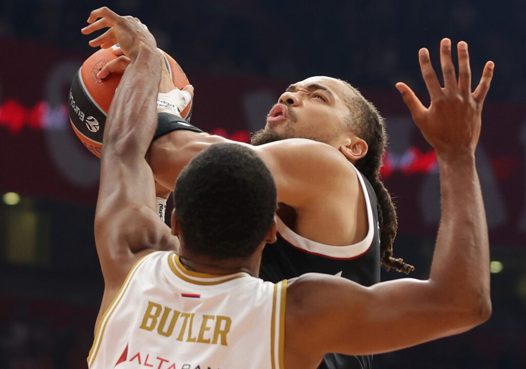 epa12603851 Virtus' Carsen Edwards (R) in action against Crvena Zvezda's Jared Butler (L) during the Euroleague basketball match between Crvena Zvezda and Virtus Bologna in Belgrade, Serbia, 19 December 2025.  EPA/ANDREJ CUKIC