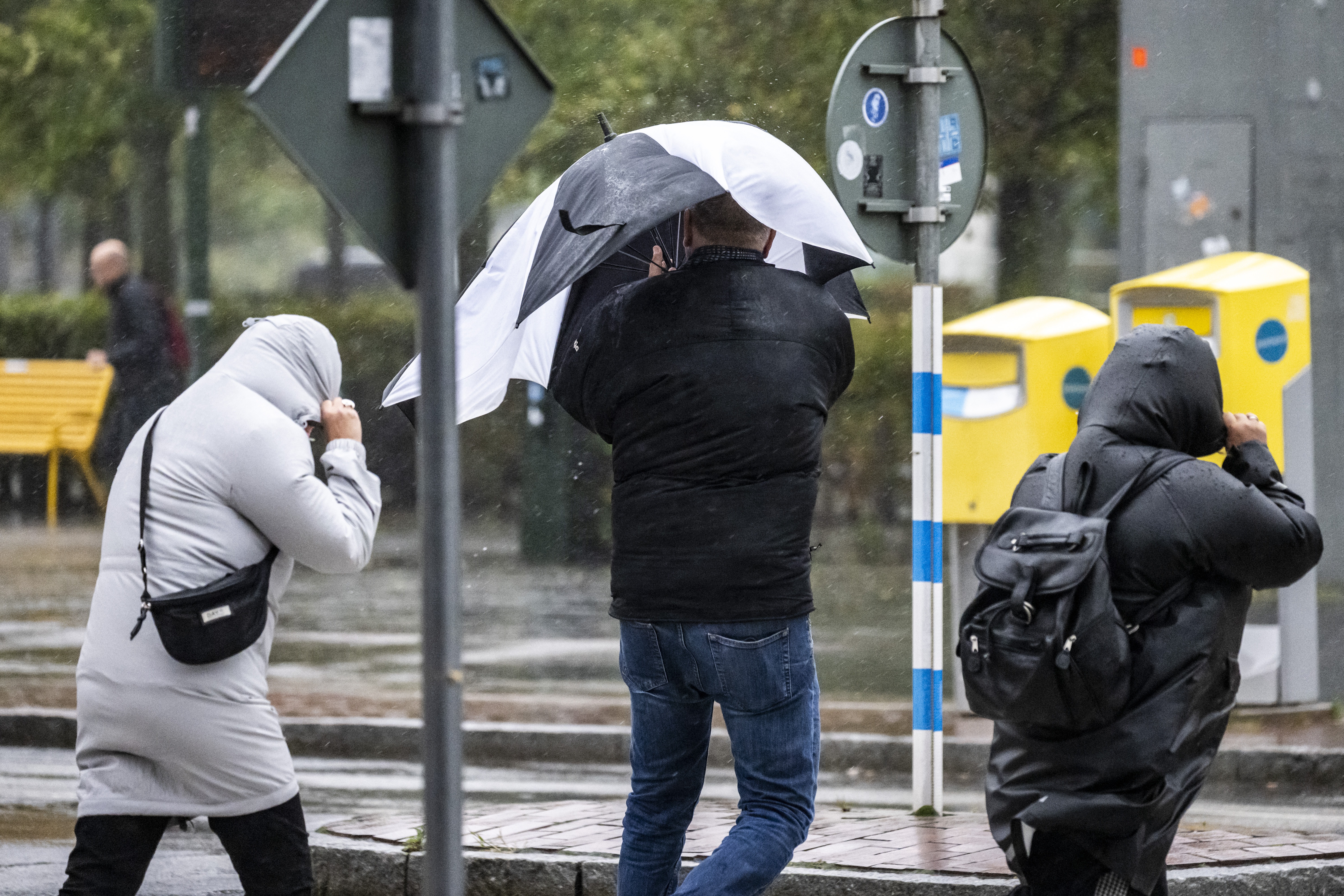 epa12429489 People struggle against the wind and rain in Malmo, Sweden, 05 October 2025, after storm Amy brought strong wind gusts.  EPA/JOHAN NILSSON  SWEDEN OUT