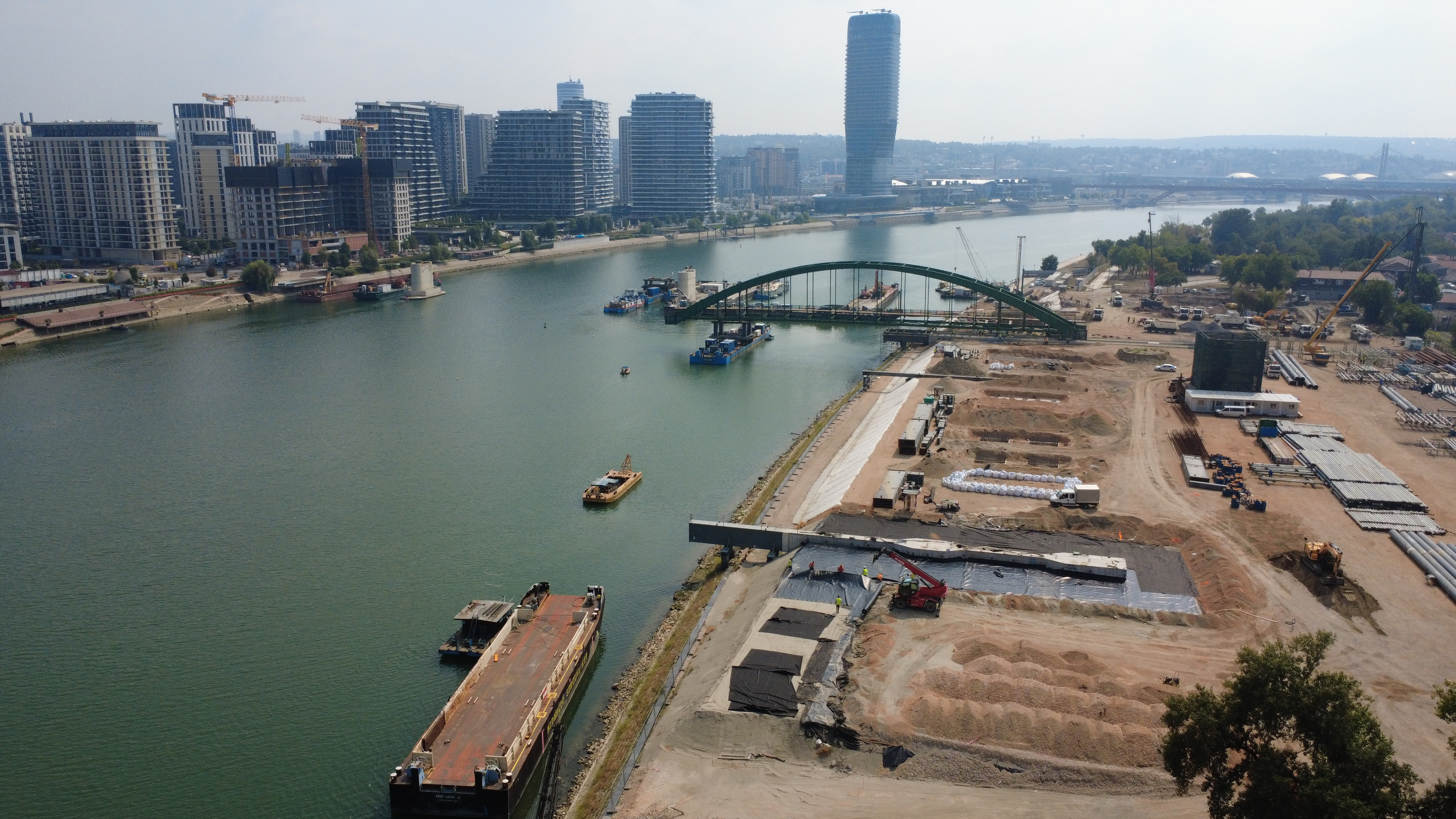 Removing the central arch of the Old Sava Bridge from the Sava River - transferring the arch from a barge to a trolley on the launch beam rails in order to be pulled to the construction site.