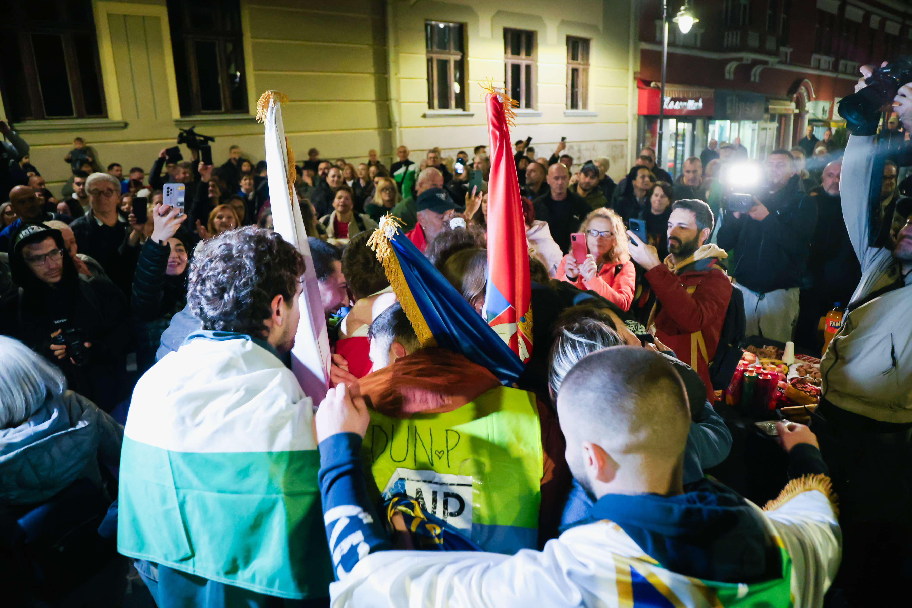 Students from Novi Pazar who will be walking to Novi Sad for the sixth day, arrived in Cacak, where they were welcomed.Studenti iz Novog Pazara koji vec sesti dan pesace ka Novom Sadu, stigli su u Cacak, gde im je priredjen docek.