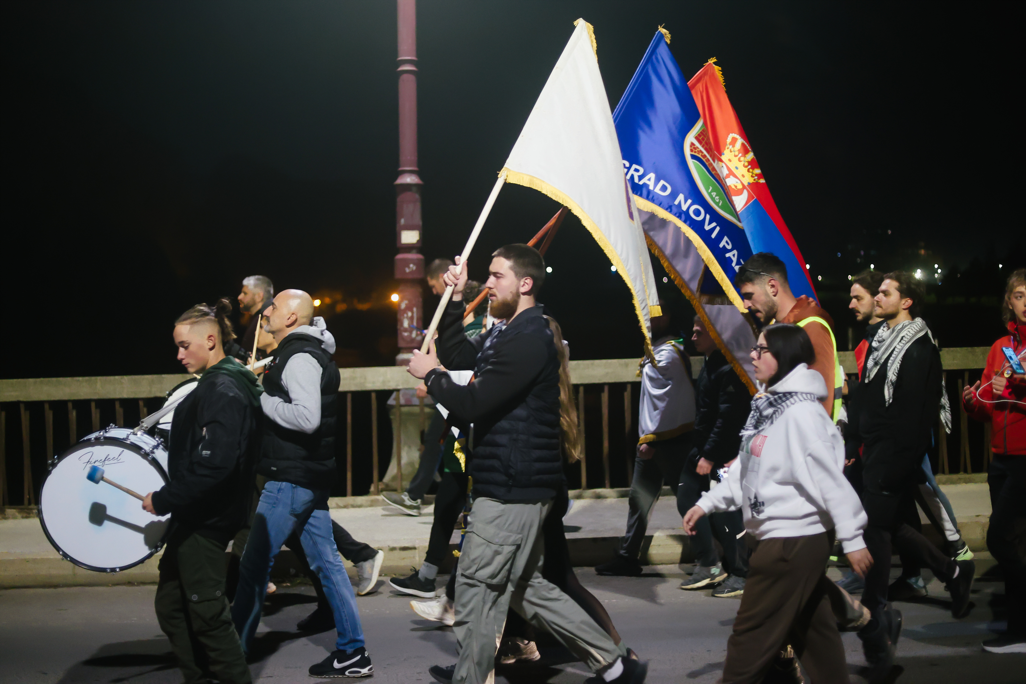 Students from Novi Pazar who will be walking to Novi Sad for the sixth day, arrived in Cacak, where they were welcomed.Studenti iz Novog Pazara koji vec sesti dan pesace ka Novom Sadu, stigli su u Cacak, gde im je priredjen docek.