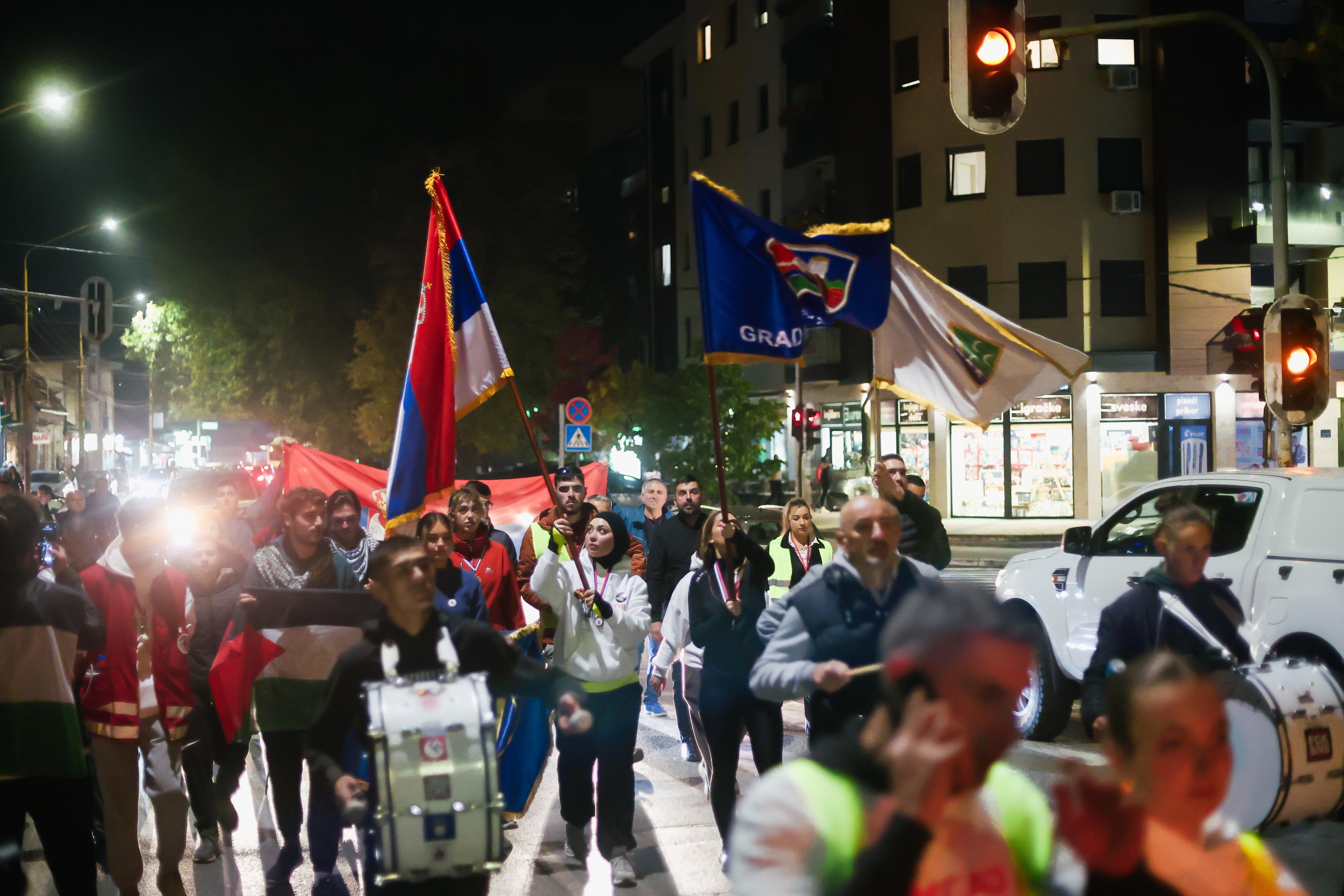 Students from Novi Pazar who will be walking to Novi Sad for the sixth day, arrived in Cacak, where they were welcomed.Studenti iz Novog Pazara koji vec sesti dan pesace ka Novom Sadu, stigli su u Cacak, gde im je priredjen docek.