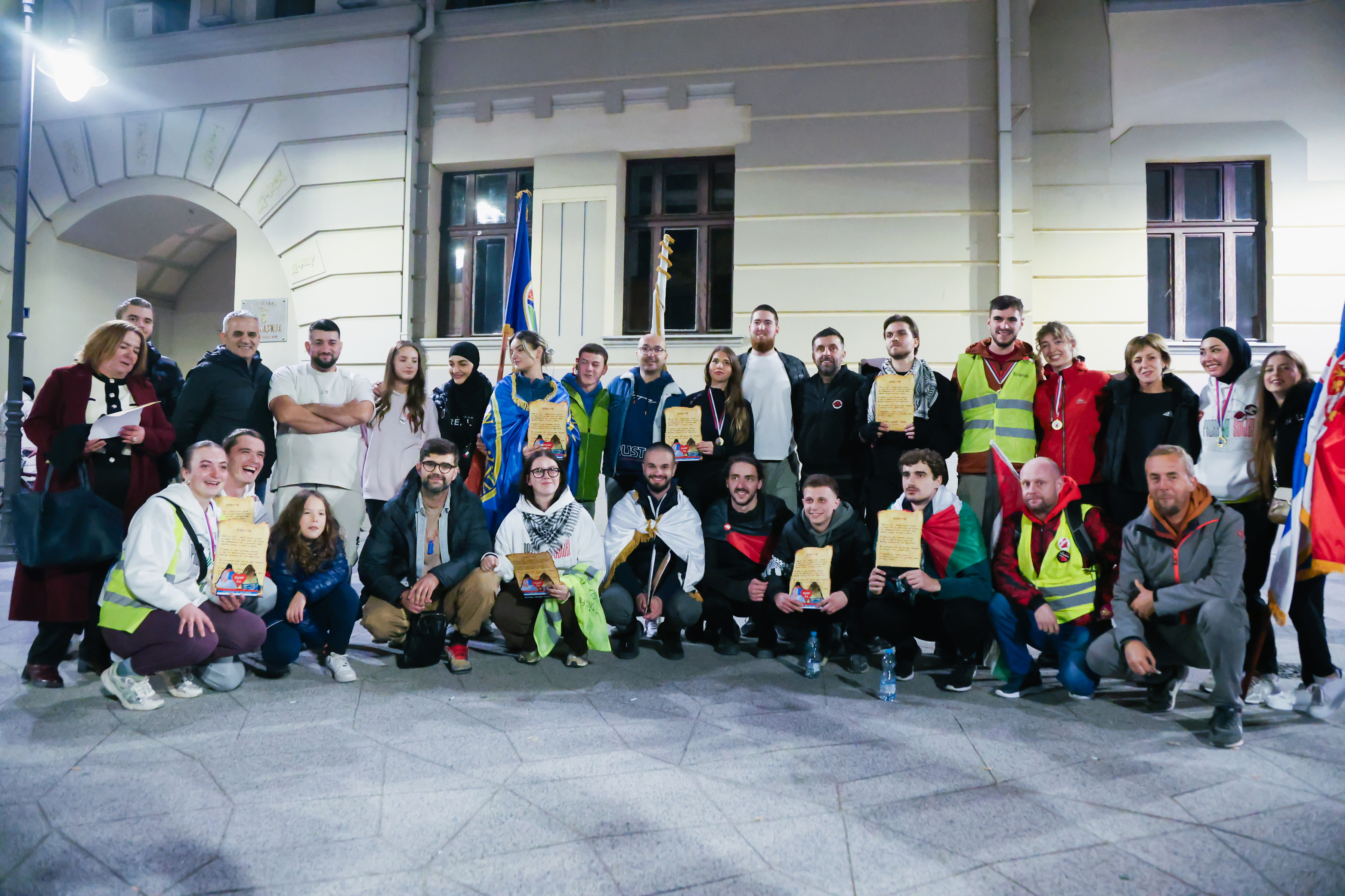 Students from Novi Pazar who will be walking to Novi Sad for the sixth day, arrived in Cacak, where they were welcomed.Studenti iz Novog Pazara koji vec sesti dan pesace ka Novom Sadu, stigli su u Cacak, gde im je priredjen docek.