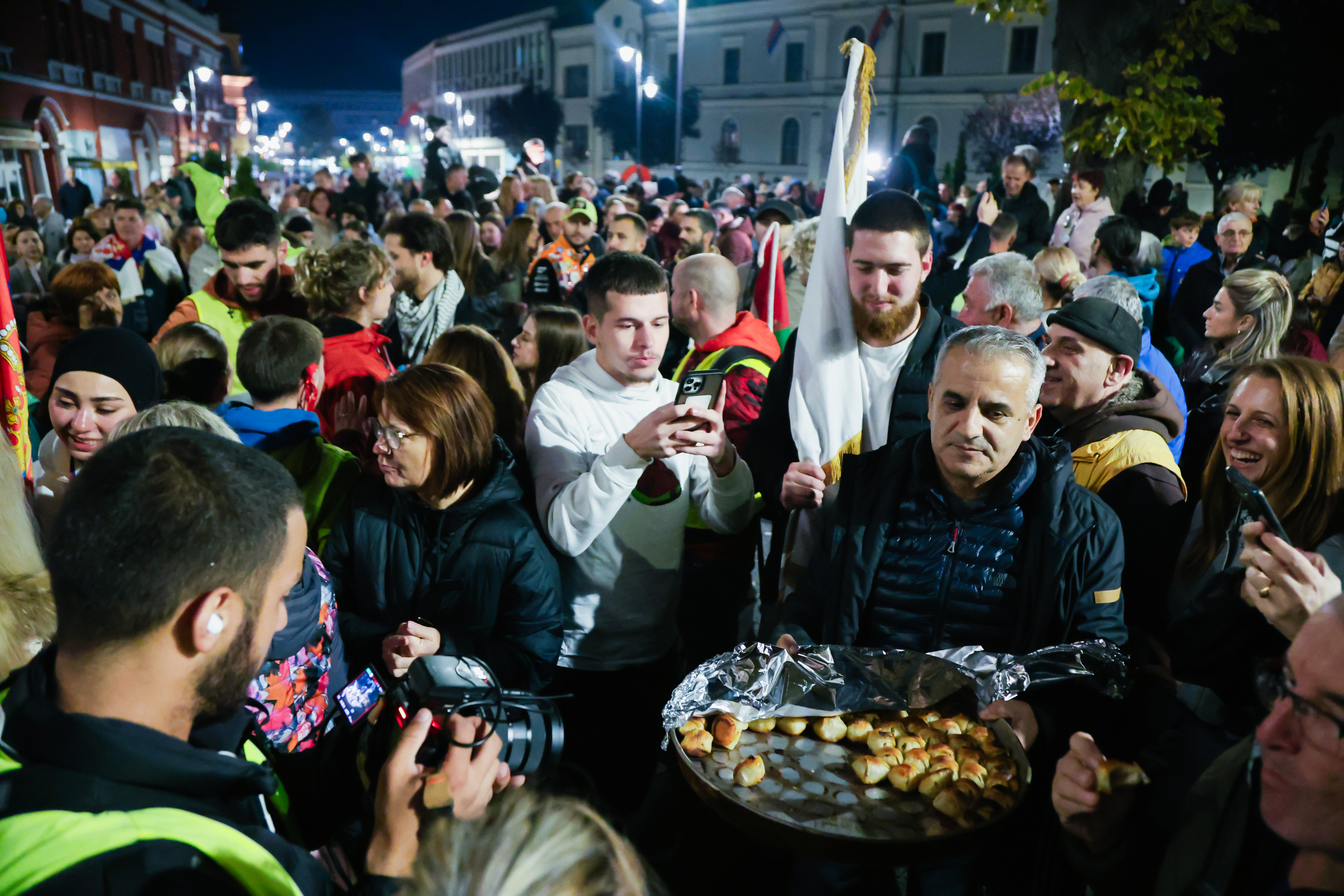Students from Novi Pazar who will be walking to Novi Sad for the sixth day, arrived in Cacak, where they were welcomed.Studenti iz Novog Pazara koji vec sesti dan pesace ka Novom Sadu, stigli su u Cacak, gde im je priredjen docek.