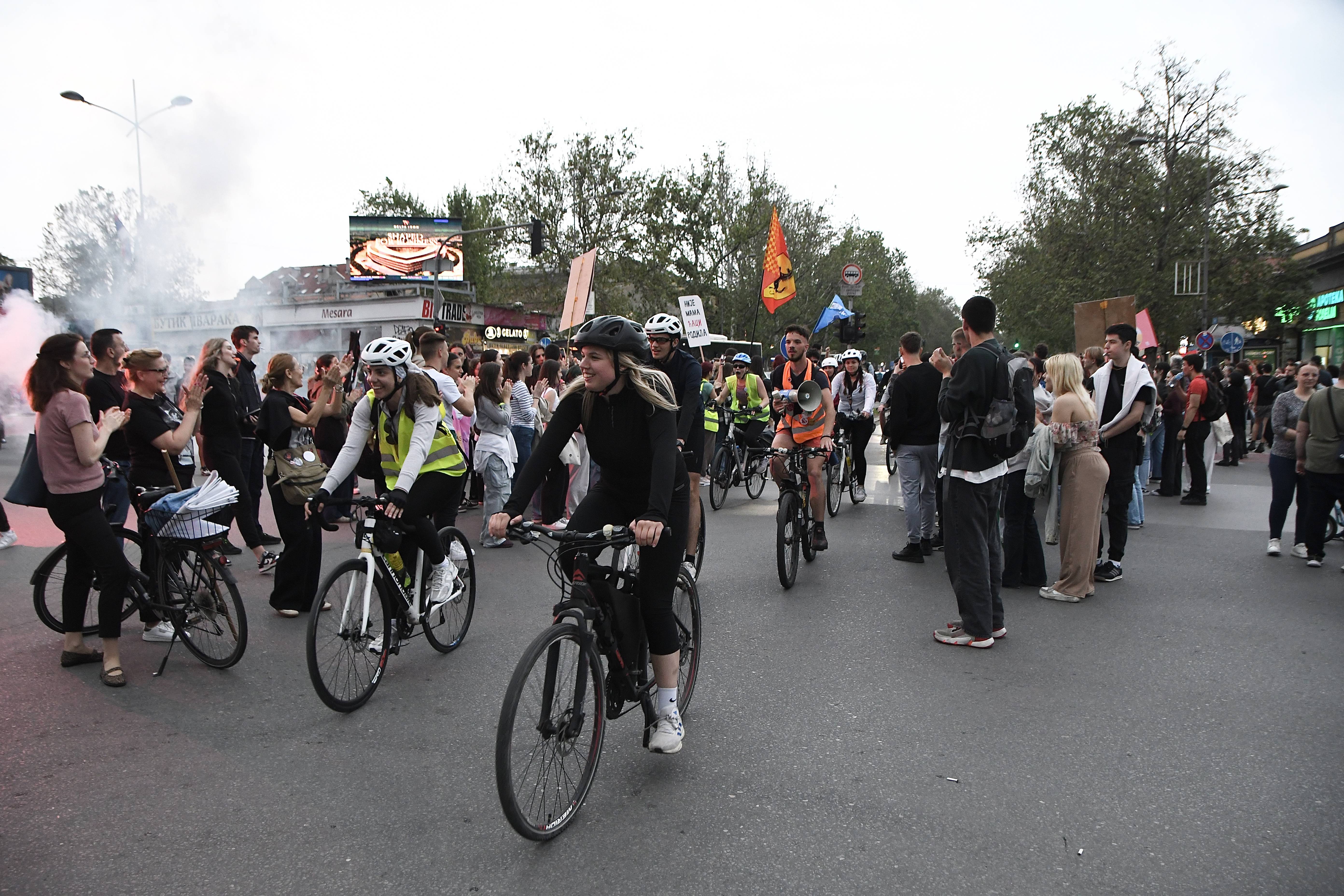 Novi Sad, 25.04.2025. - Docek beogradskih srednjoskolaca koji su jutros u 10 casova biciklima iz parka Usce krenuli na deonicu dugu 100 kilometara, veceras u Novom Sadu. (BETAPHOTO/DRAGAN GOJIC)