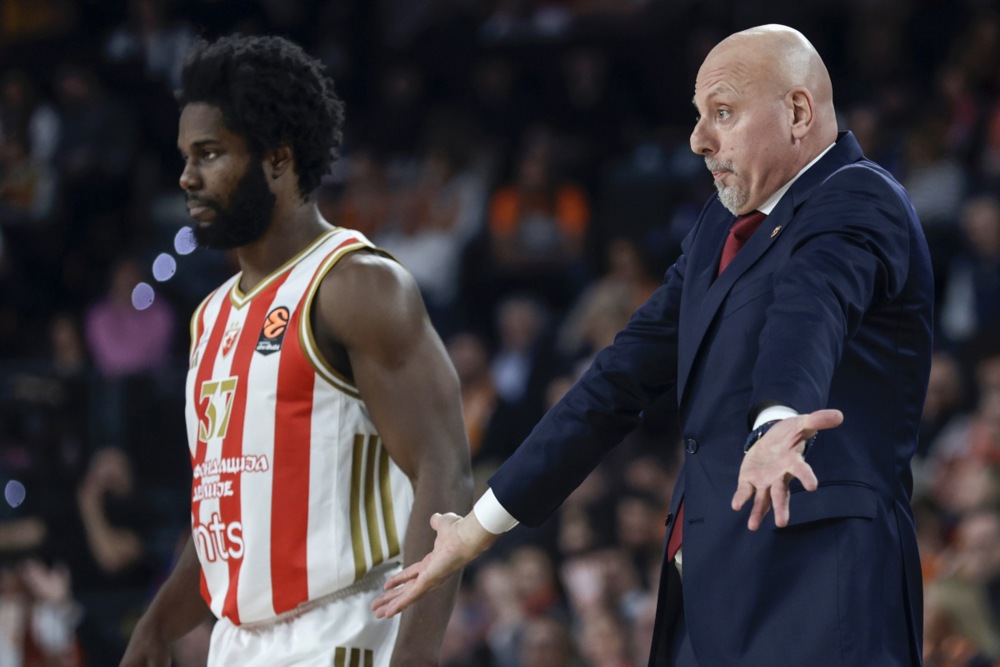 epa12540815 Red Star's head coach Sasa Obradovic (R) reacts during their Euroleague basketball match between Valenica Basket and Red Star Belgrade at the Roig Arena in Valencia, Spain, 21 November 2025.  EPA/Miguel Angel Polo