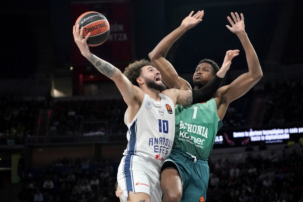 epa12496084 Anadolu Efes' Isaia Cordinier (L) in action against Baskonia's Mamadi Diakite during the Euroleague Basketball match between Baskonia Vitoria-Gasteiz and Anadolu Efes Istanbul in Vitoria, northern Spain, 31 October 2025.  EPA/L. Rico