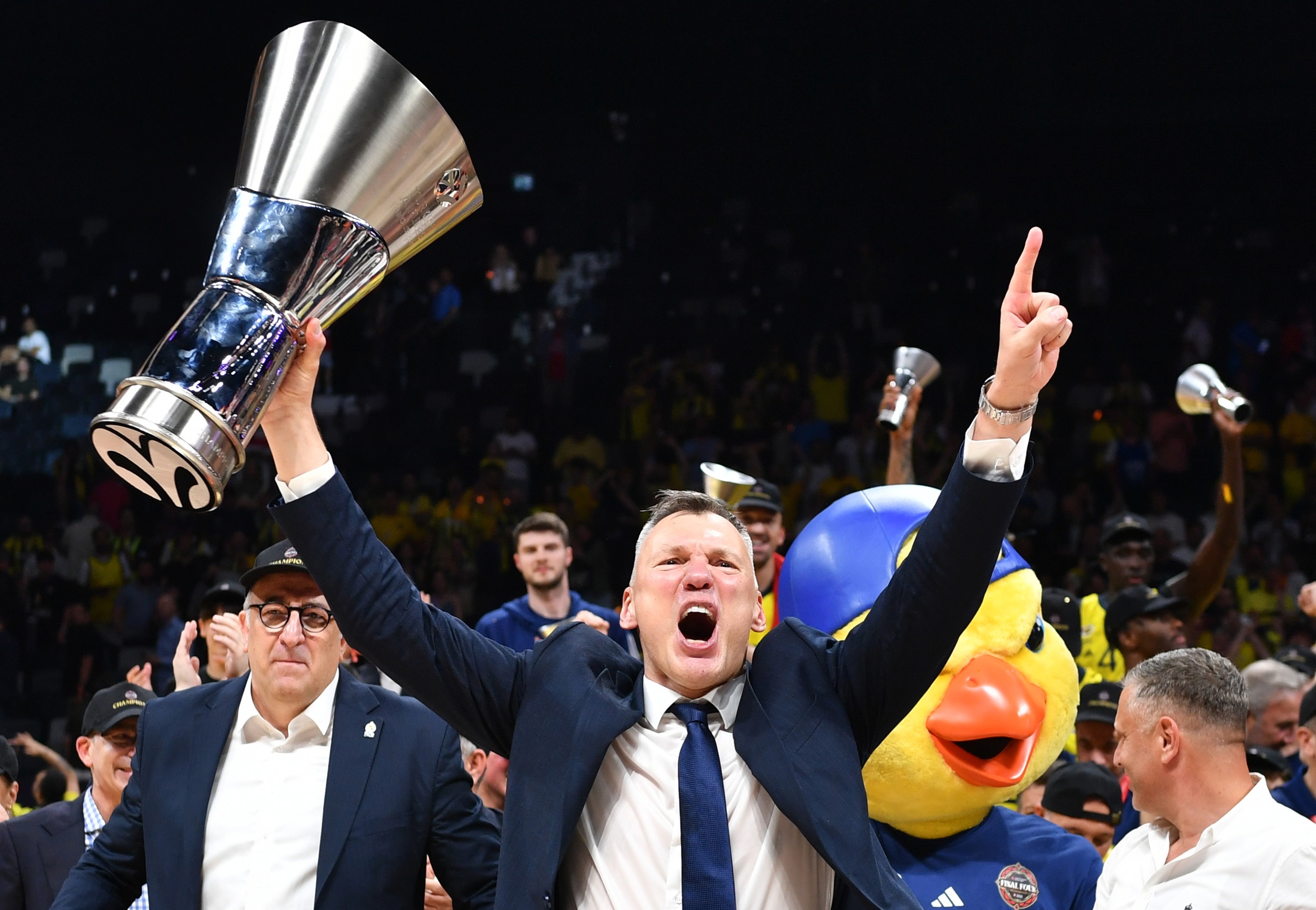 epa12135286 Fenerbahce's head coach Saras Jasikevicius celebrates with the trophy after winning the Basketball EuroLeague Final Four final match between AS Monaco and Fenerbahce Beko Istanbul in Abu Dhabi, UAE, 25 May 2025.  EPA/RYAN LIM