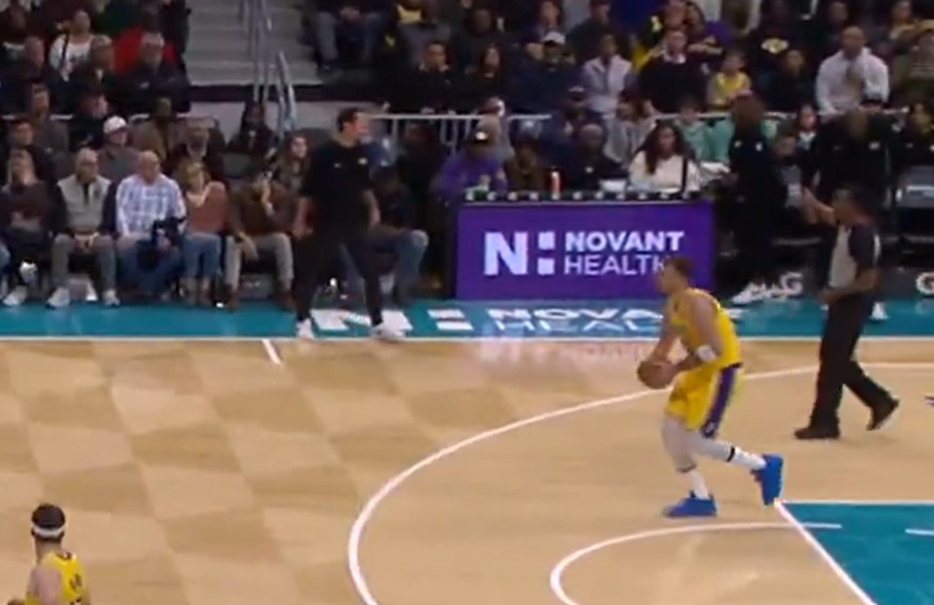 Doncic sa celog terena pogađa trojku