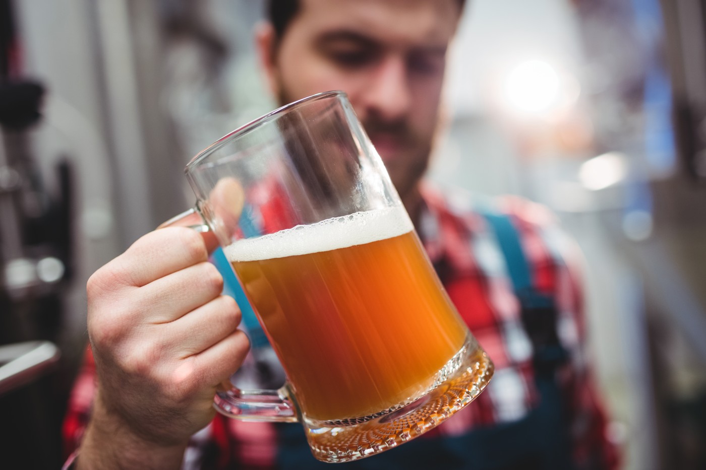 Close-up of manufacturer examining beer in glass at brewery,Image: 309126414, License: Rights-managed, Restrictions: , Model Release: yes, Credit line: Wavebreak Media LTD / Wavebreak / Profimedia