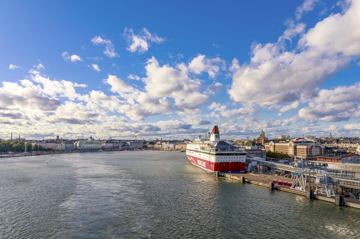 Ostseefähre im Hafen von Helsinki