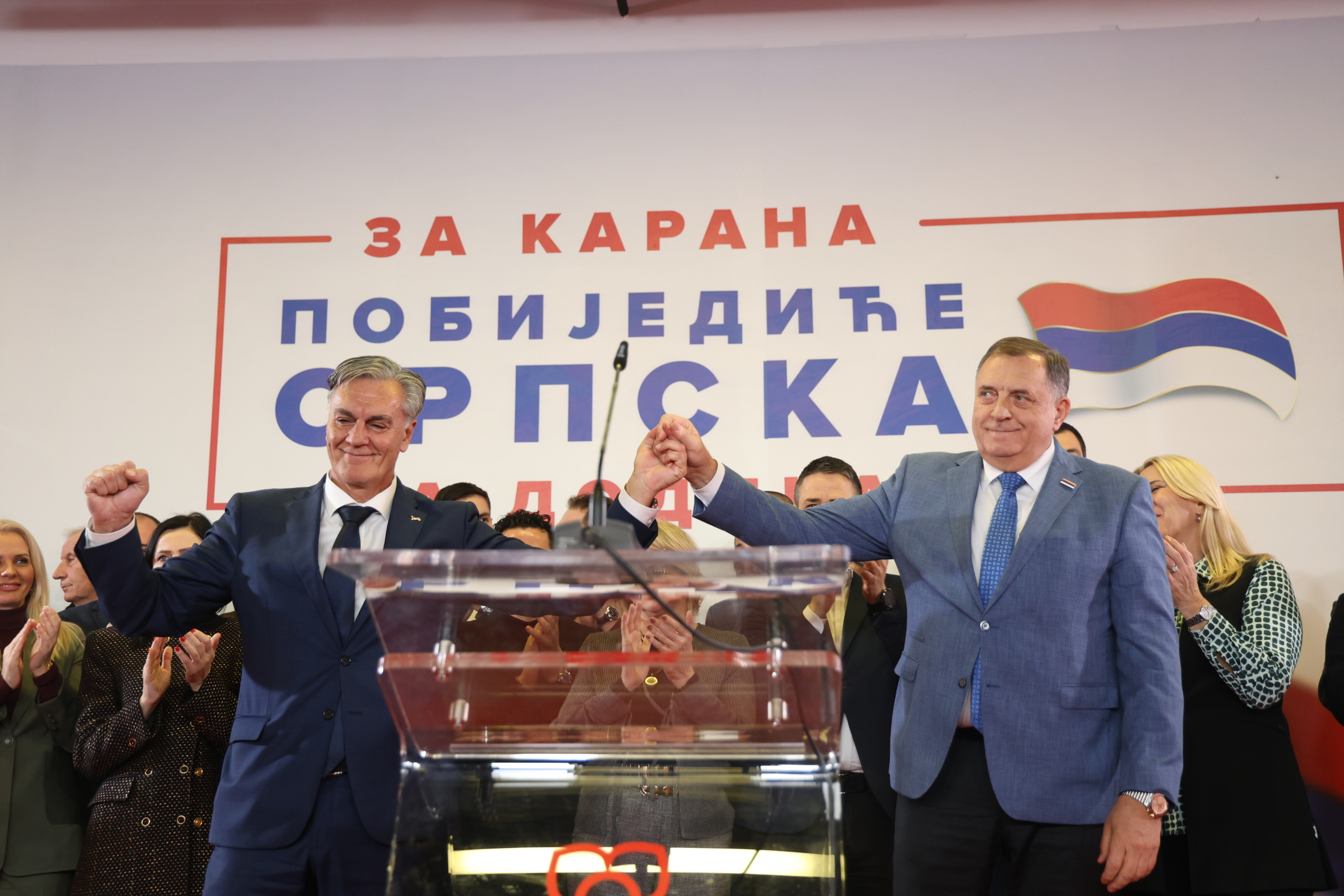 SNSD President Milorad Dodik declared Sinisa Karan's victory in the early presidential elections at the election headquarters.Predsednik SNSD-a Milorad Dodik je u izbornom stabu proglasio  pobedu Sinise Karana na prevremenim predsednickim izborima.