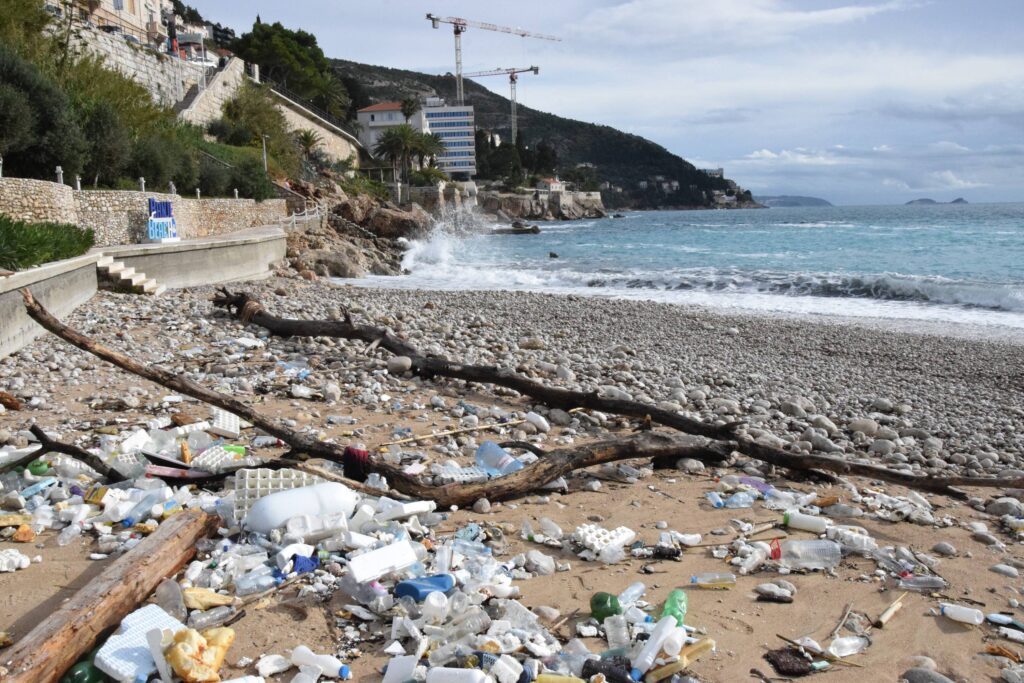 Dubrovnik, 26.11.2025. - More je zbog jakog juga nanelo veliku kolicinu smeca do Dubrovnika, koje je zatrpalo najpoznatiju dubrovacku plazu Banje. (BETAPHOTO/HINA/Baldo MARUNCIC)