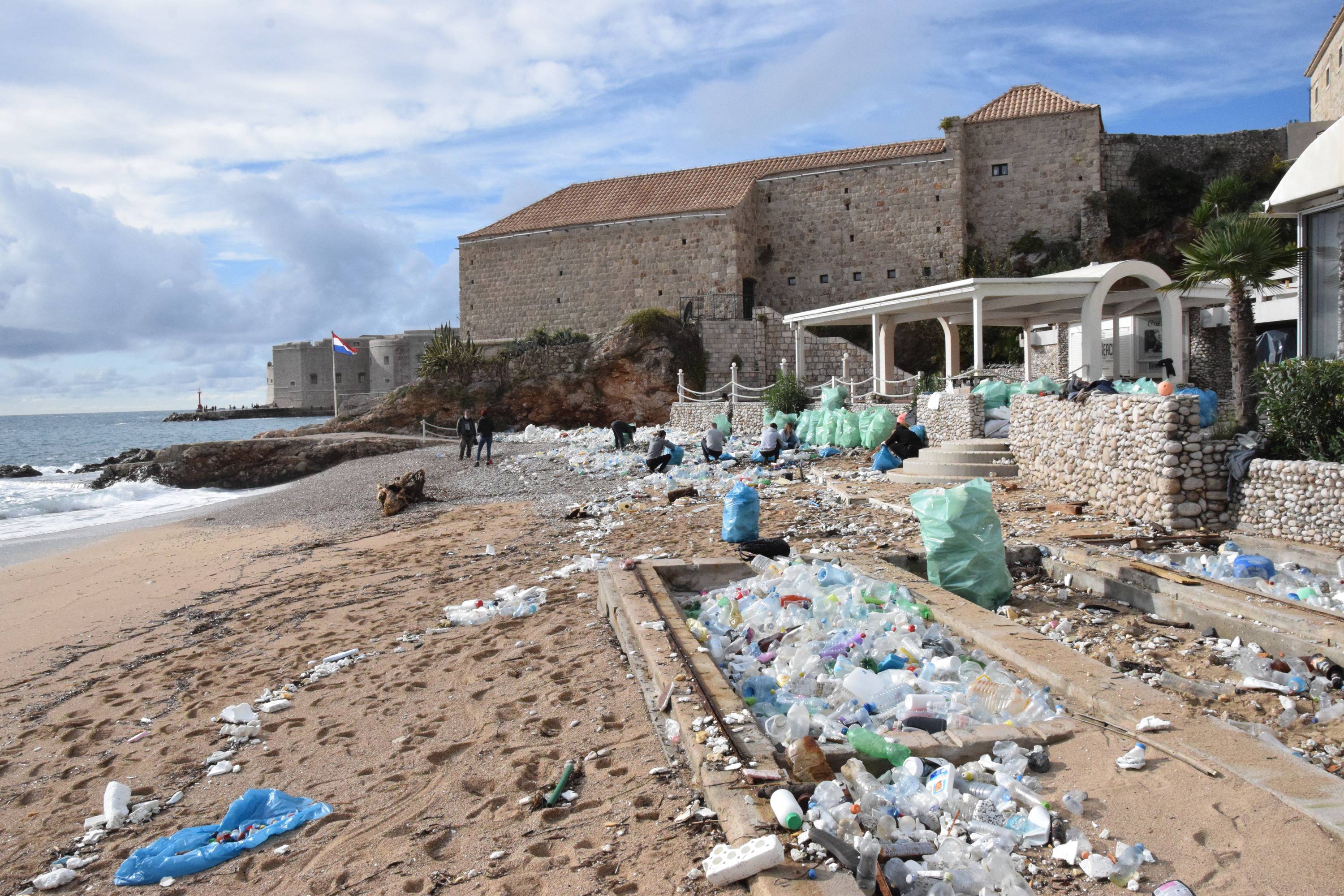 Dubrovnik, 26.11.2025. - More je zbog jakog juga nanelo veliku kolicinu smeca do Dubrovnika, koje je zatrpalo najpoznatiju dubrovacku plazu Banje. (BETAPHOTO/HINA/Baldo MARUNCIC)