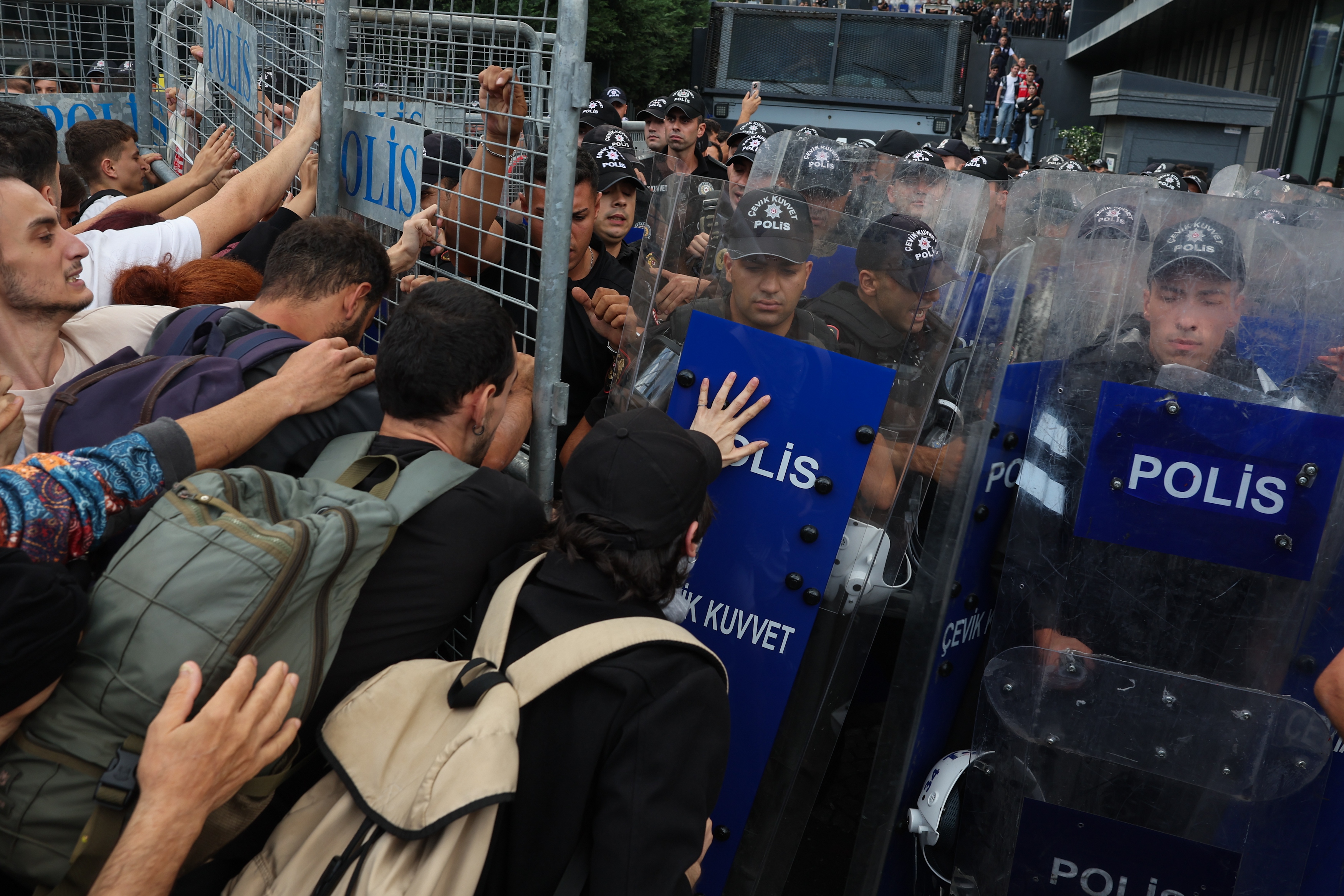 Turkey's police set up barricades around main opposition Istanbul headquarters