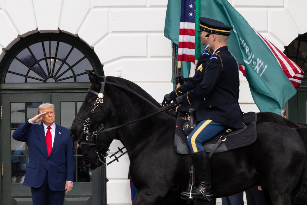 epa12533983 US President Donald Trump salutes army soldiers on horseback as he awaits the arrival Saudi Crown Prince Mohammed bin Salman at the White House in Washington, DC, USA, 18 November 2025.  EPA/ANNA ROSE LAYDEN  / POOL
