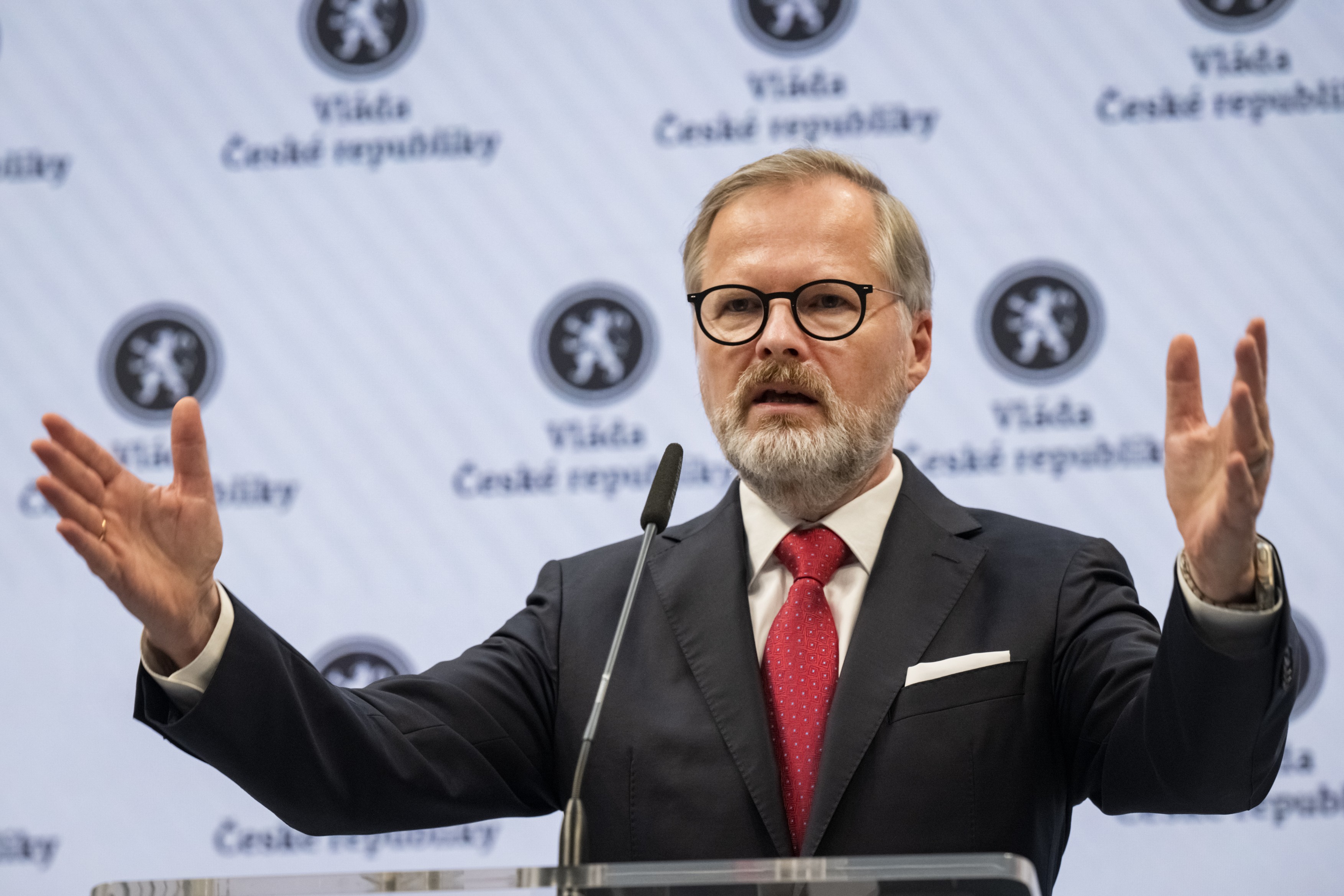 Češka vlada premijera Fijale podnela ostavku Petr Fiala, premiér, politik, gesto