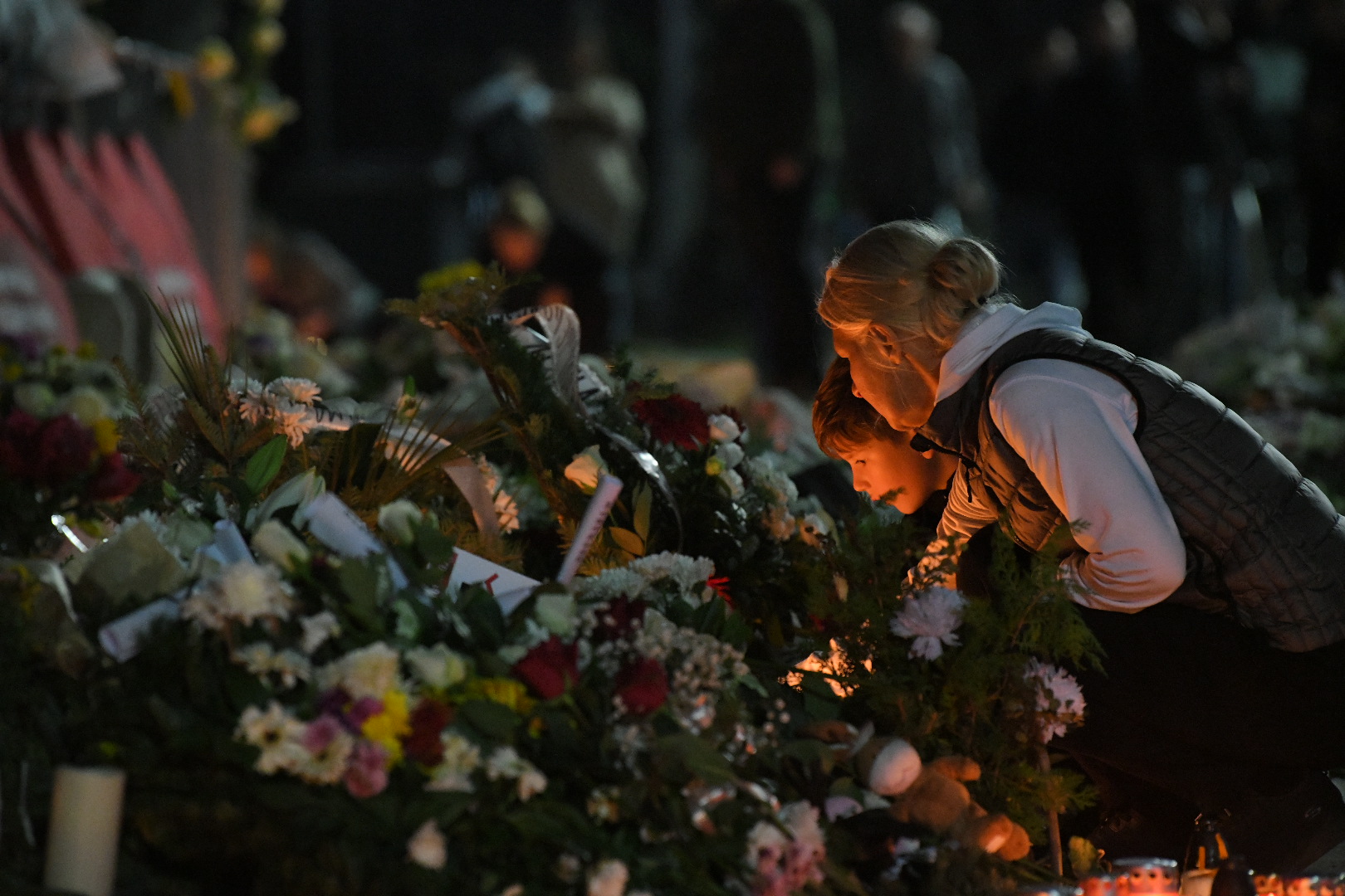 paljenje sveća zeleznicka stanica Novi Sad, 1.11.2025. Godinu dana od pada nadstrešnice i pogibije 16 ljudi, komemorativni skup, skupili se građani iz svih delova Srbije, Kej dunavski, pomen, noć, noćne slike Foto:Amir Hamzagić nova rs