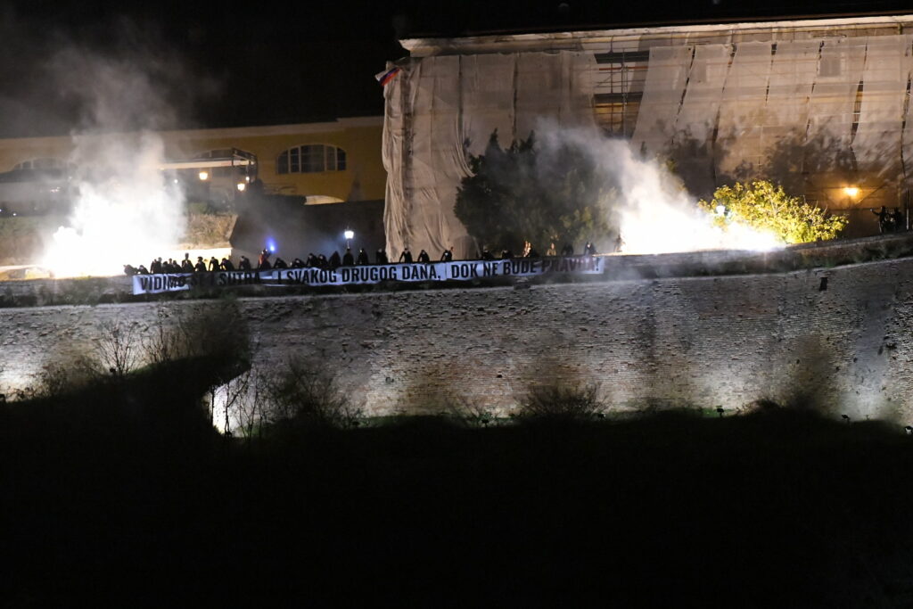 tvrdjava Novi Sad, 1.11.2025. Godinu dana od pada nadstrešnice i pogibije 16 ljudi, komemorativni skup, skupili se građani iz svih delova Srbije, Kej dunavski, pomen, noć, noćne slike Foto:Amir Hamzagić nova rs