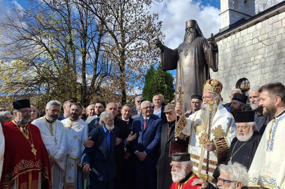 U dvorištu crkve Svetog Dimitrija u Kolašinu danas je otkriven spomenik pokojnom mitropolitu crnogorsko-primorskom Amfilohiju Radoviću.   Foto: Dragana Šćepanović/Vijesti.me