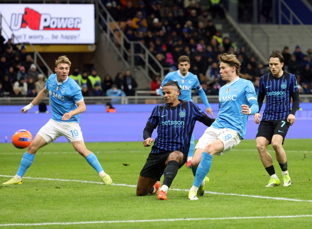 epa12643362 Napoli’s Scott McTominay (R) scores the 1-1 goal  against Inter Milan’s Manuel Akanji (C) during the Italian Serie A soccer match between Inter and Napoli, in Milan, Italy, 11 January  2026.  EPA/MATTEO BAZZI