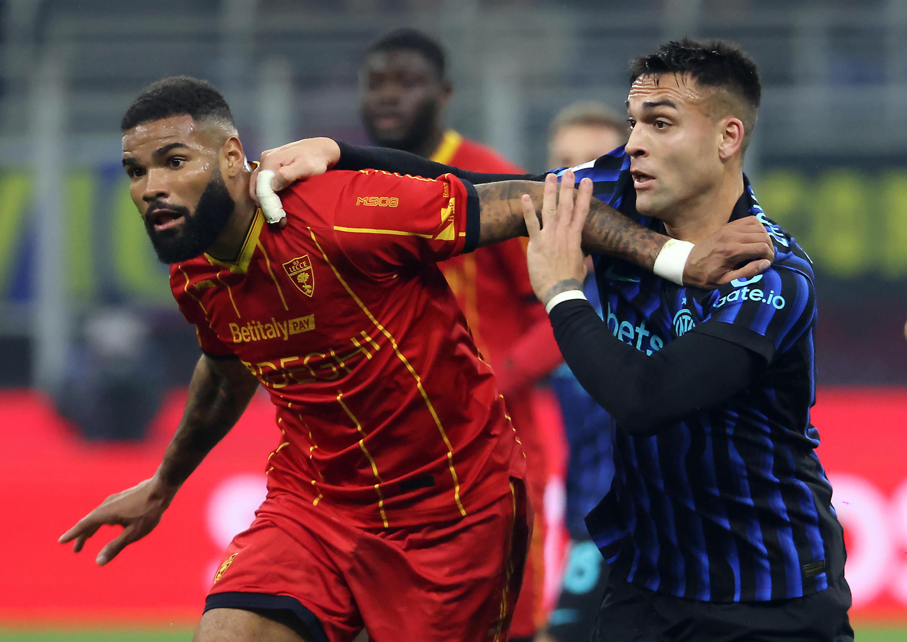 epa12649822 Lecces Jamil Siebert (L) challenges for the ball with Inter Milans Lautaro Martinez during the Italian Serie A soccer match between Inter and Lecce at Giuseppe Meazza stadium in Milan, Italy, 14 January 2026.  EPA/MATTEO BAZZI