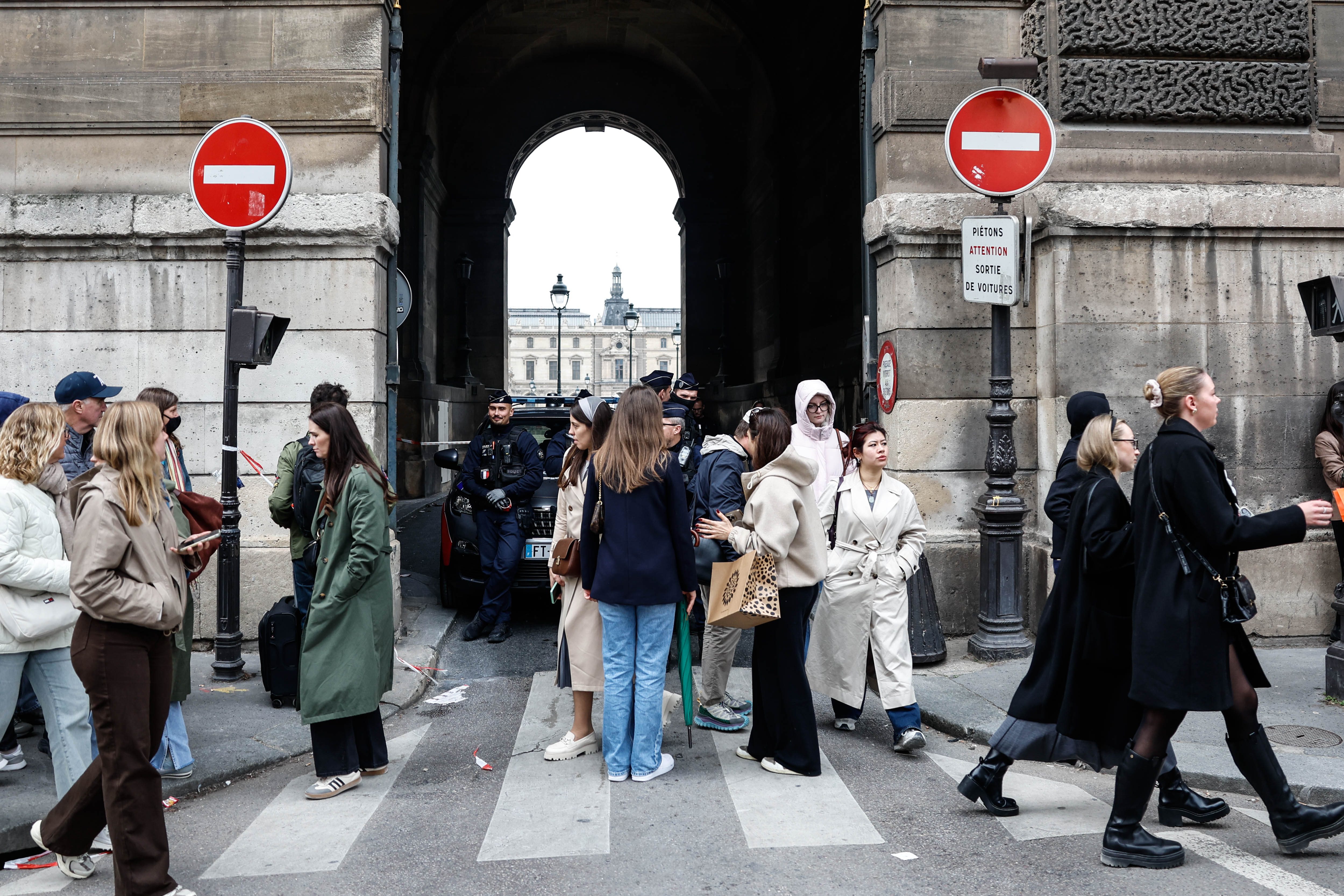 Louvre museum in Paris closed after robbery