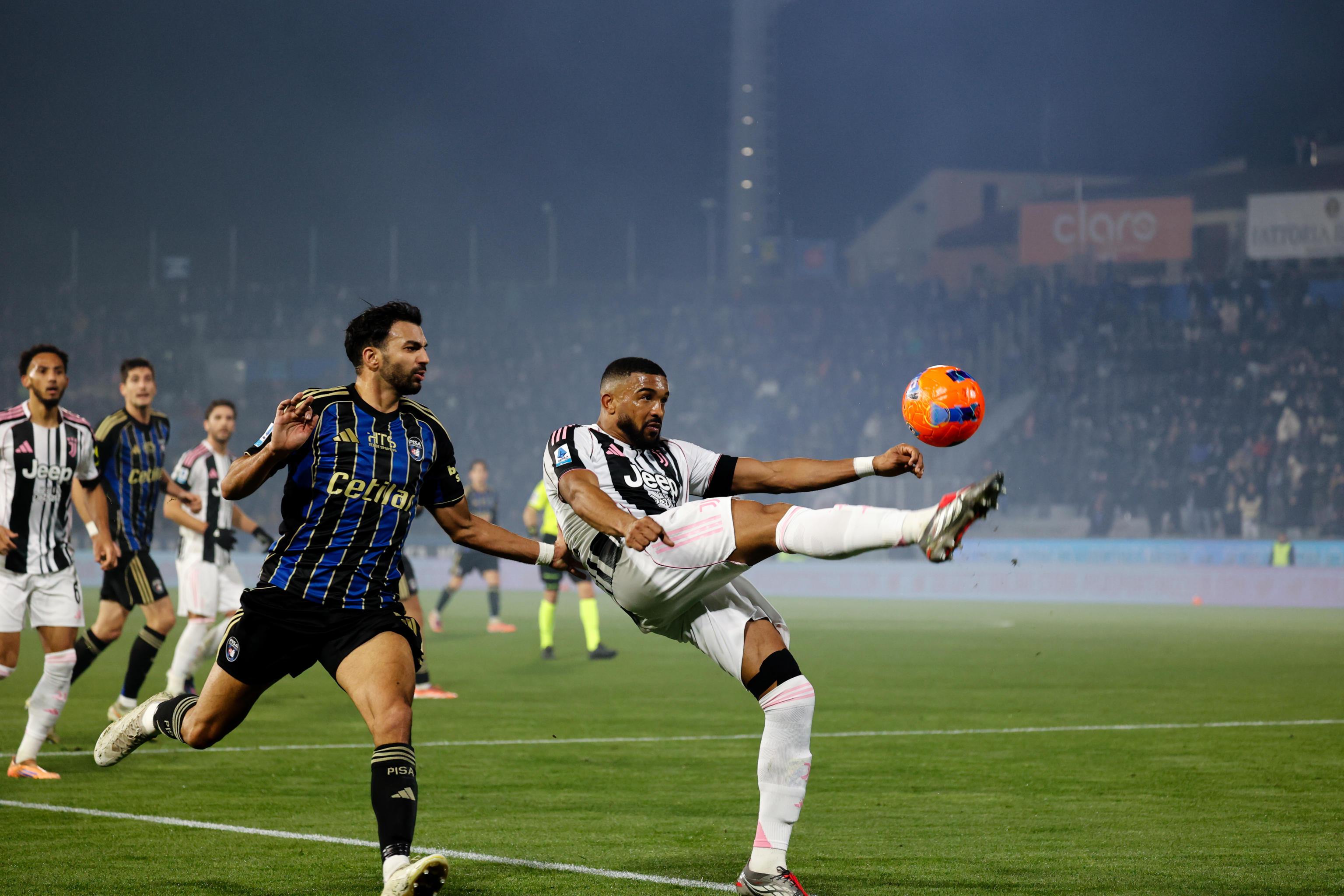 epa12614943 Juventus's Bremer (R) and Pisa's Mehdi Leris (L) in action during the Italian Serie A soccer match between Pisa SC and Juventus FC at Arena Garibaldi stadium in Pisa, Italy, 27 December 2025.  EPA/ENRICO MATTIA DEL PUNTA