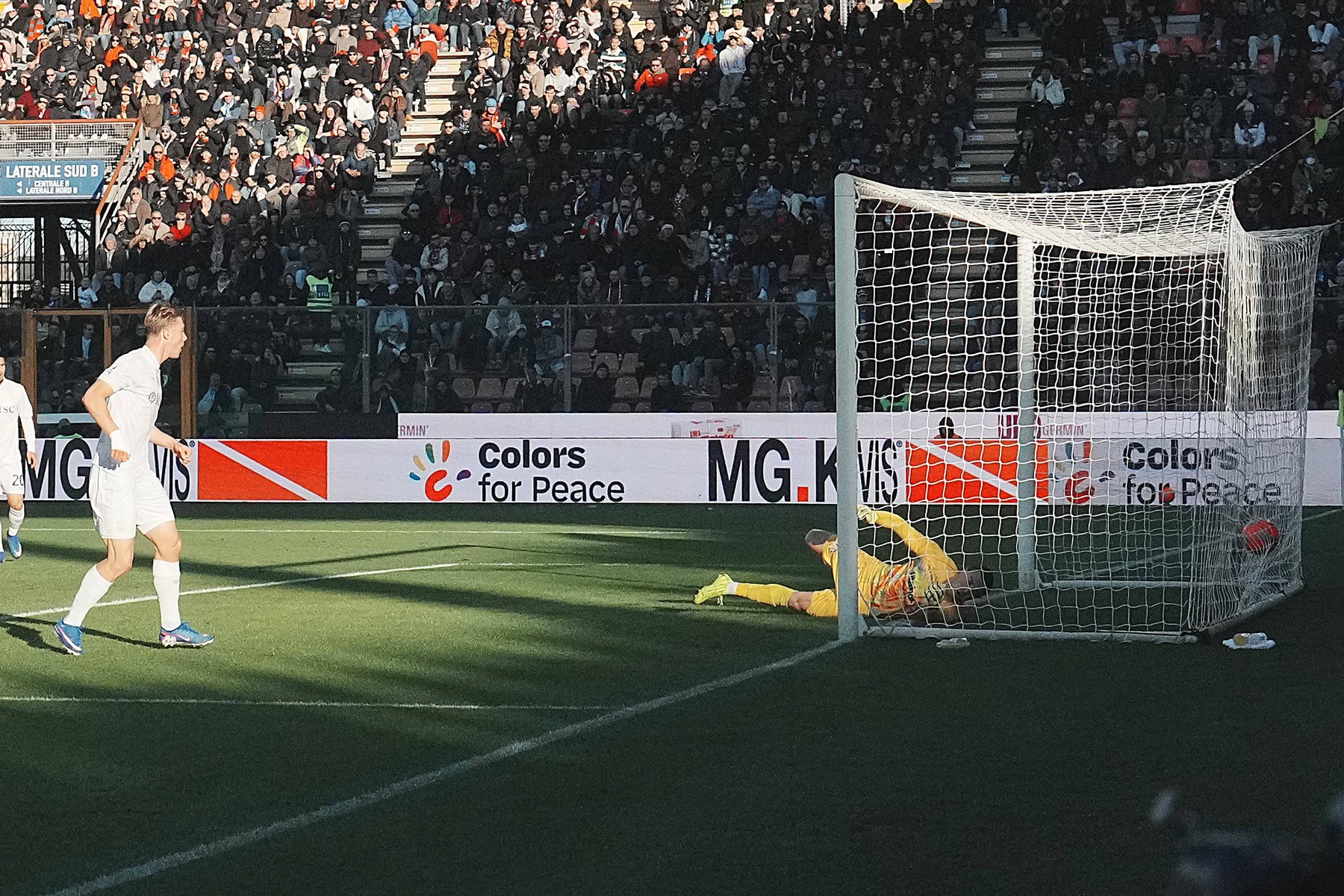 CREMONA, ITALY - DECEMBER 28: Rasmus Hojlund of SSC Napoli scores during the Serie A match between US Cremonese and SSC