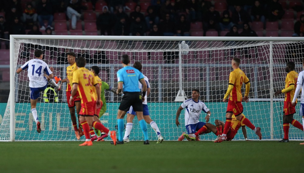epa12614483 Como's Jacobo Ramon (L) scores a goal  during the Italian Serie A soccer match between US Lecce and Como at the Via del Mare stadium in Lecce, Italy, 27 December 2025.  EPA/ABBONDANZA SCURO LEZZI